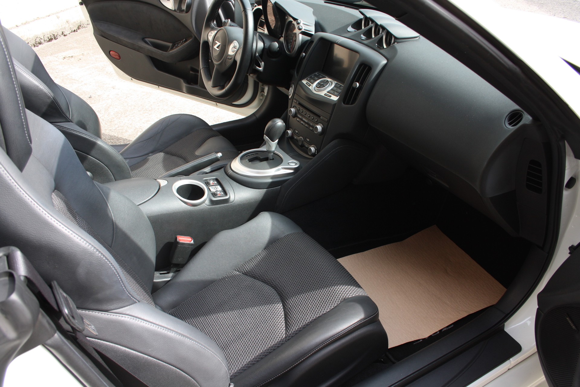 NISSAN 370 Z Roadster Pack Automatic-image-10