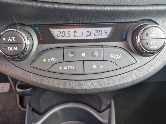 TOYOTA Yaris 1.5 Hybrid Luna-image-10
