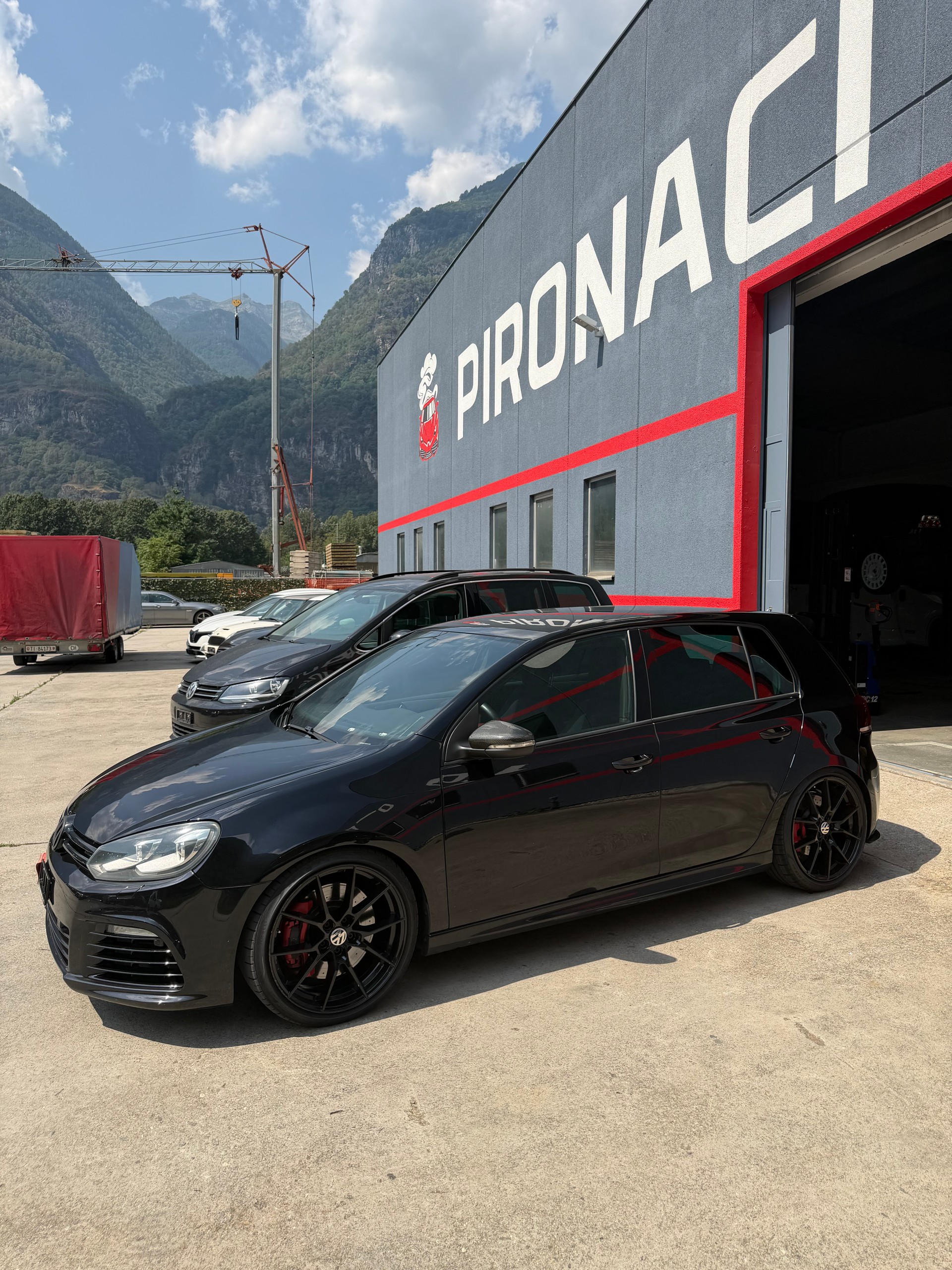 VW Golf 2.0 TSI R 4Motion-image-1