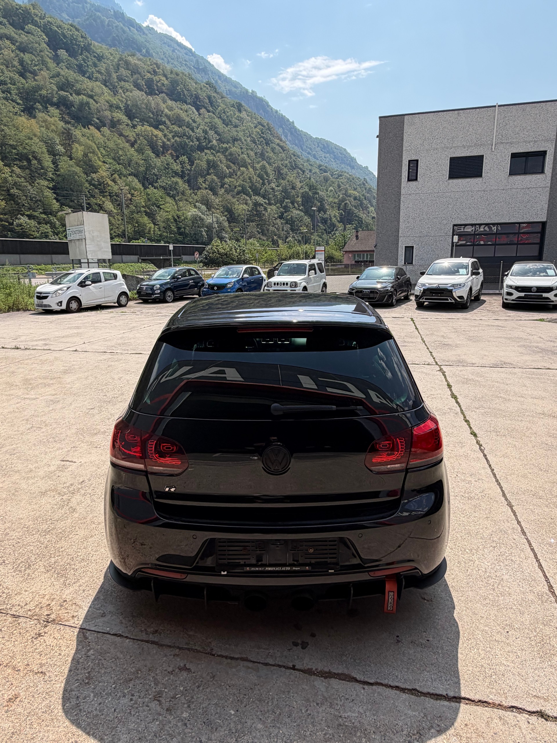 VW Golf 2.0 TSI R 4Motion-image-4