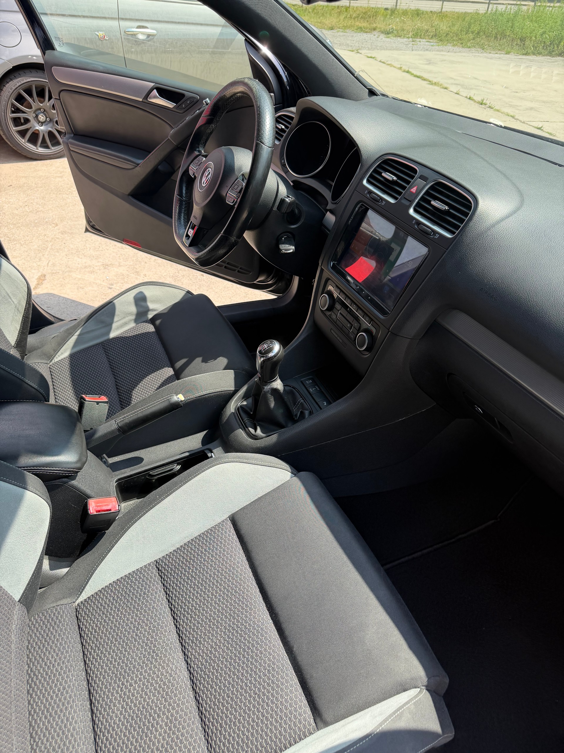 VW Golf 2.0 TSI R 4Motion-image-10