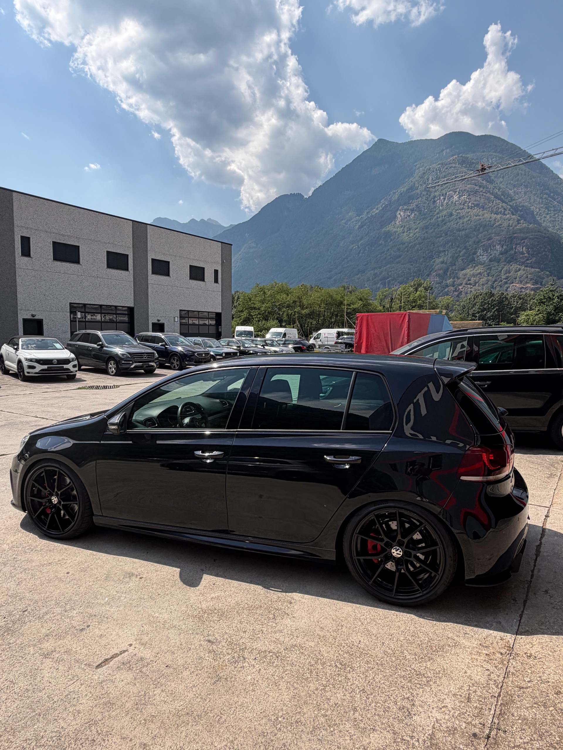 VW Golf 2.0 TSI R 4Motion-image-2