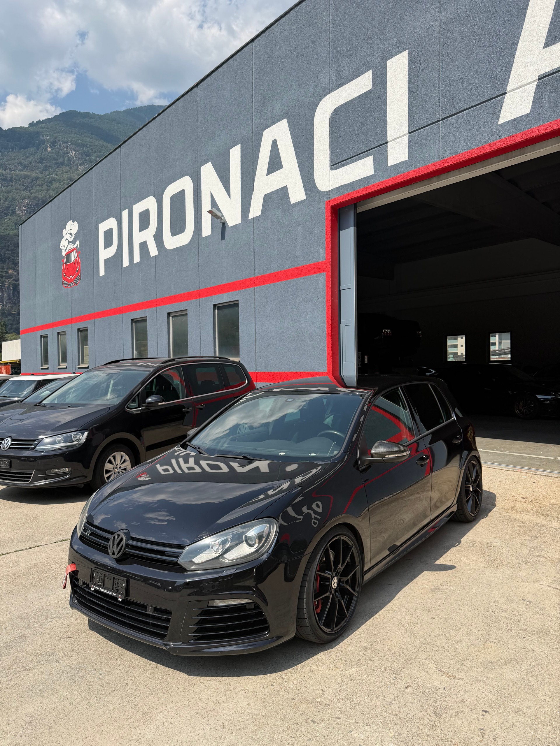 VW Golf 2.0 TSI R 4Motion-image-0