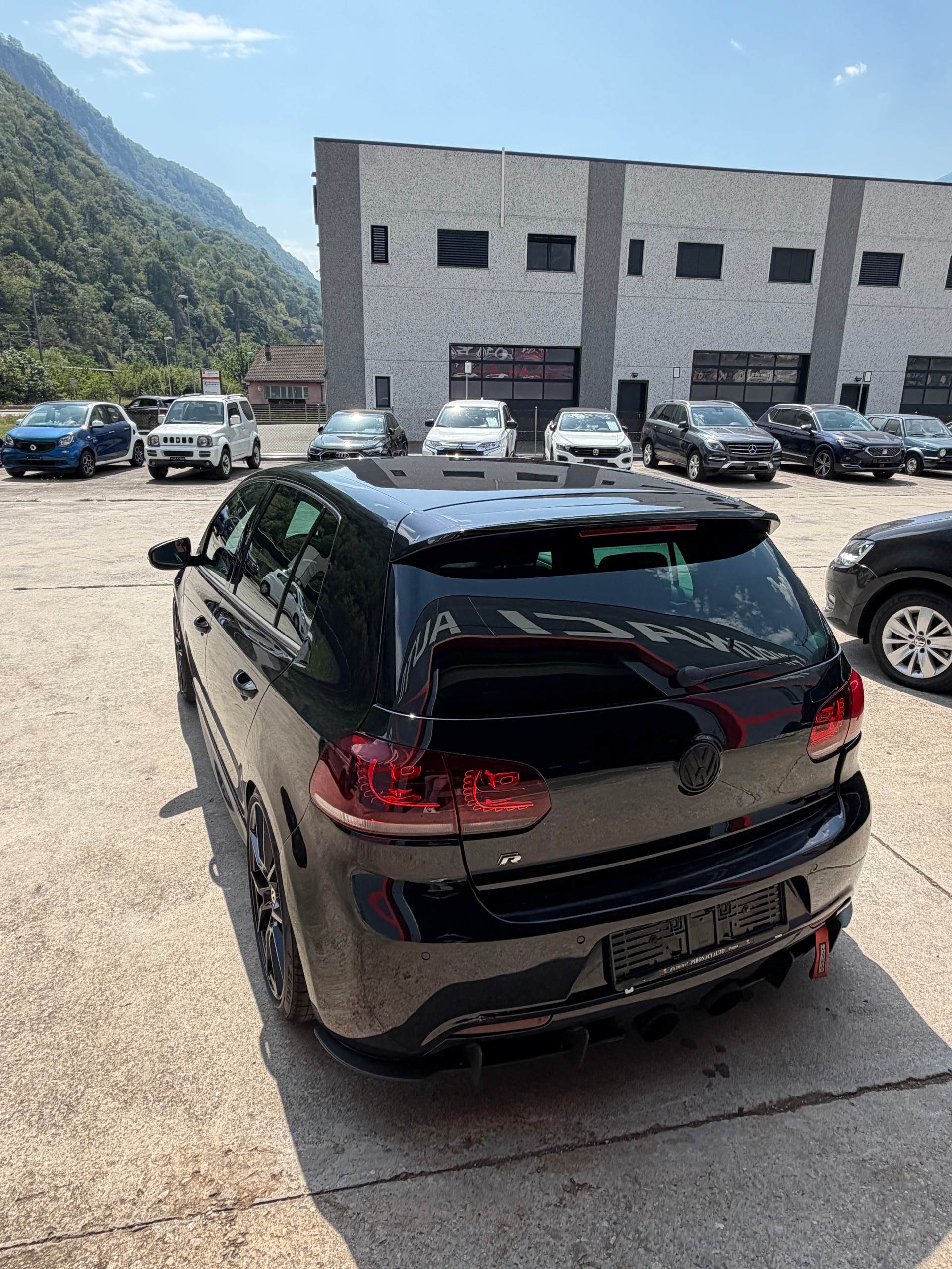VW Golf 2.0 TSI R 4Motion-image-3