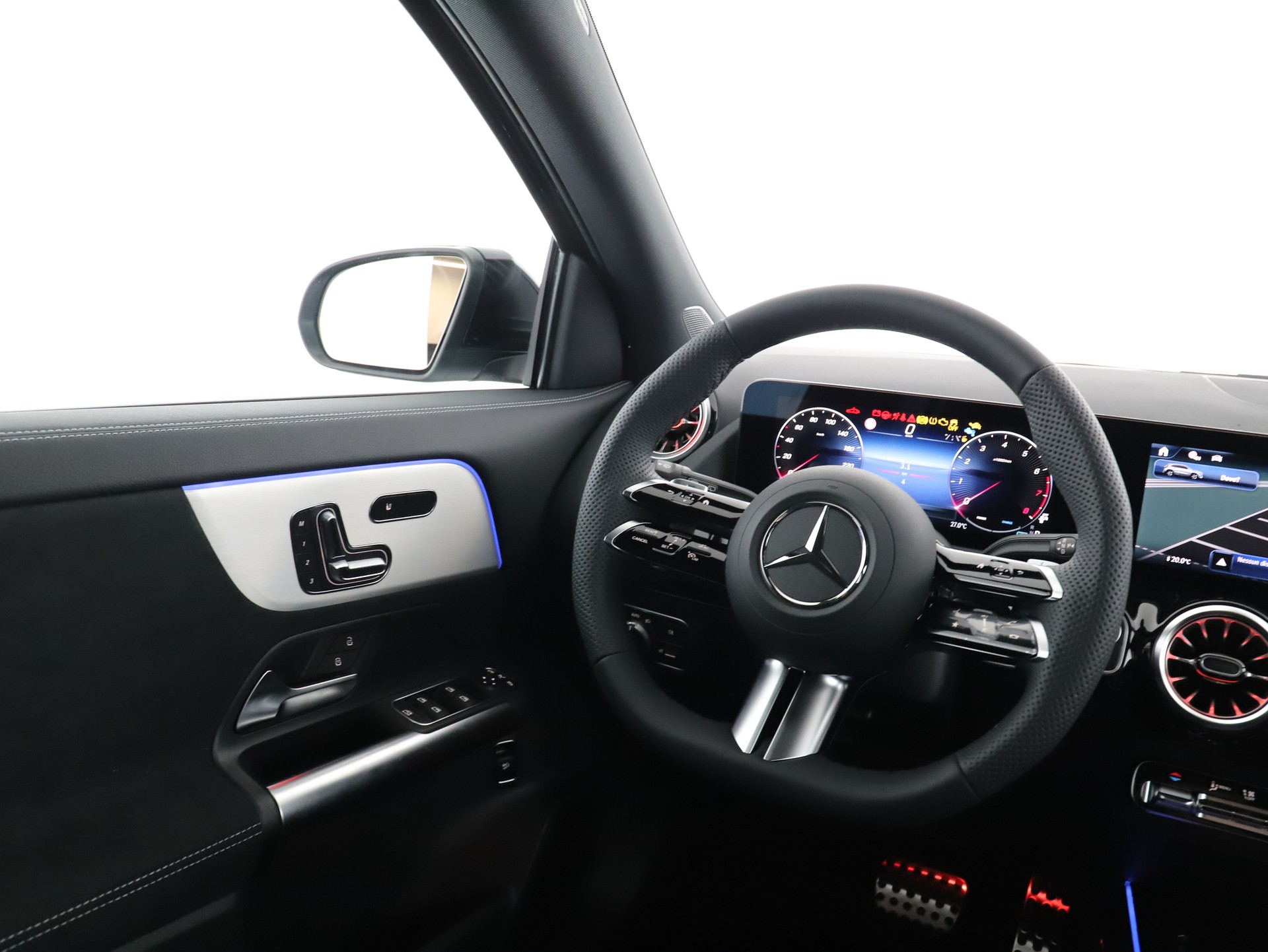MERCEDES-BENZ GLA 200 Night Star 7G-D-image-13