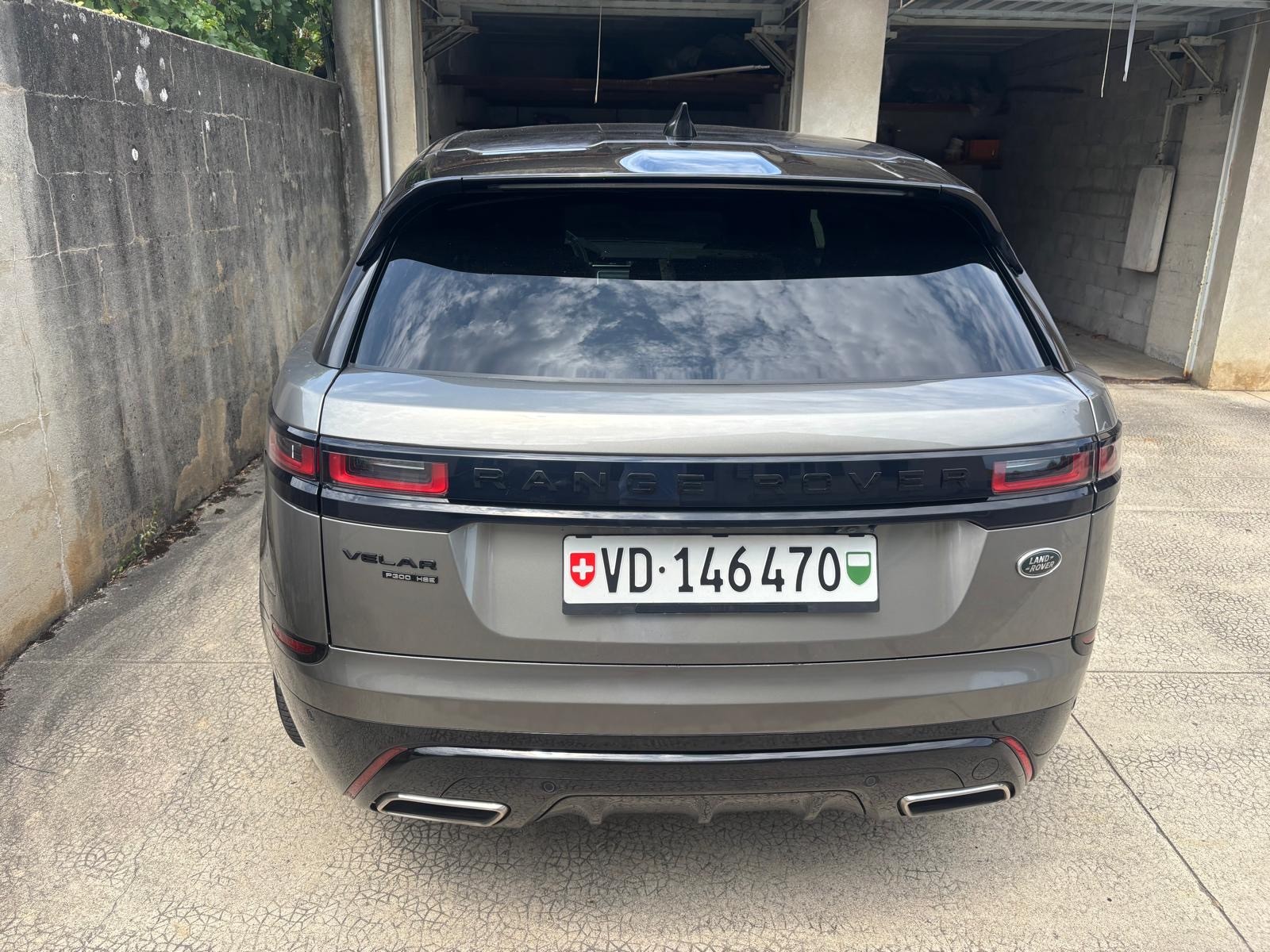 LAND ROVER 2.0 T 300 R-Dynamic HSE-image-4