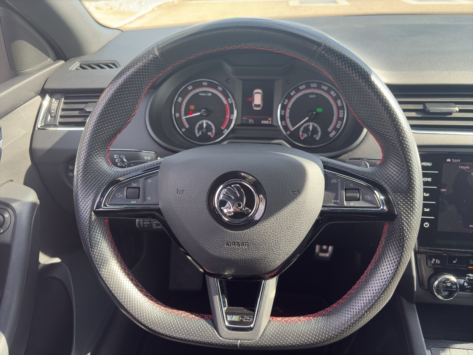 SKODA Octavia Combi 2.0 TSI 245 RS DSG-image-11