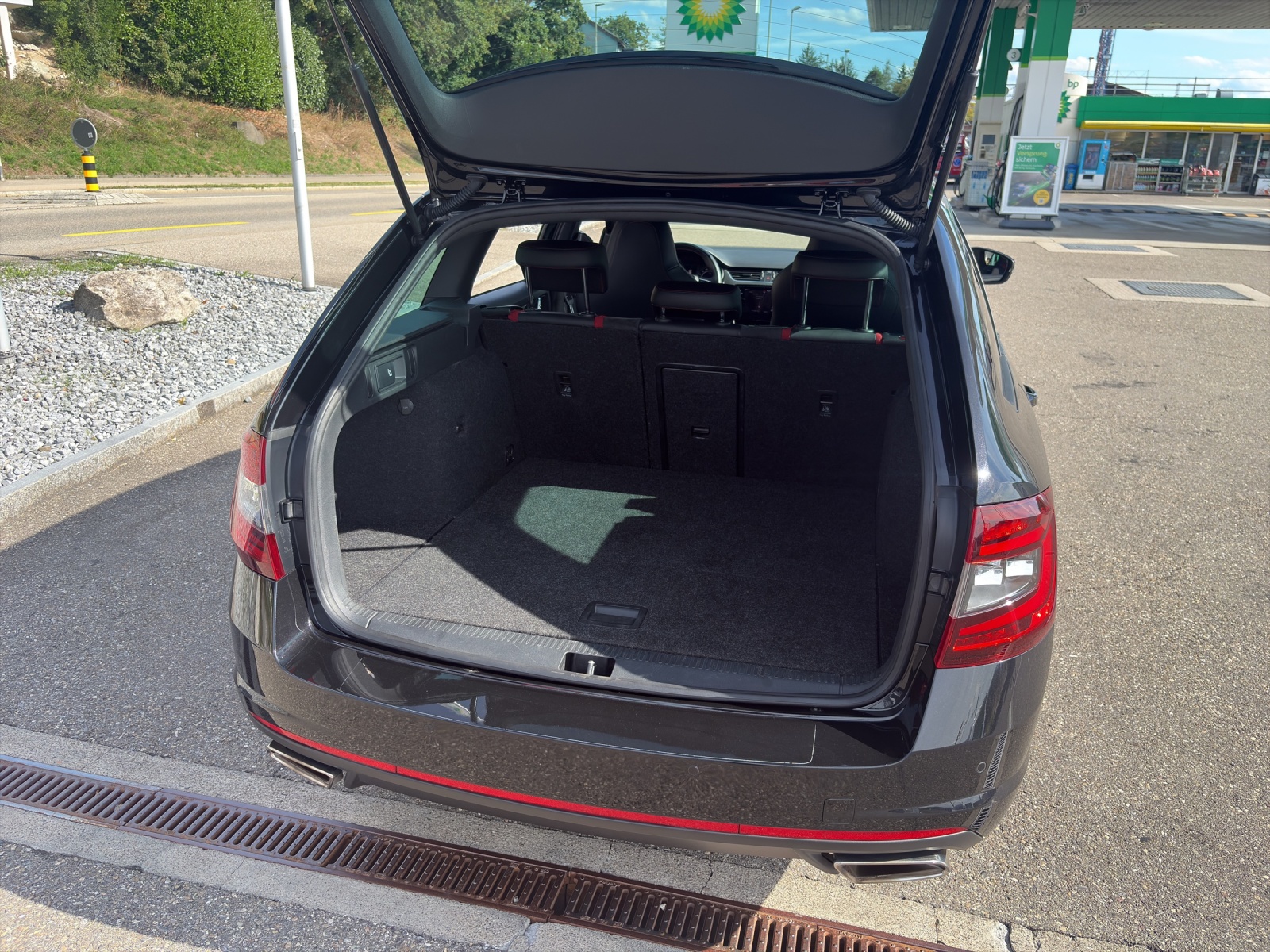SKODA Octavia Combi 2.0 TSI 245 RS DSG-image-17