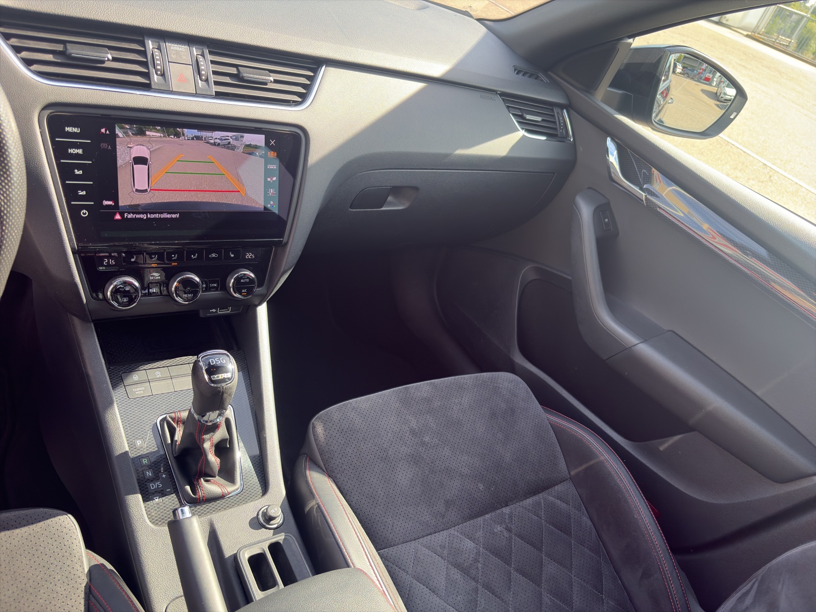 SKODA Octavia Combi 2.0 TSI 245 RS DSG-image-10