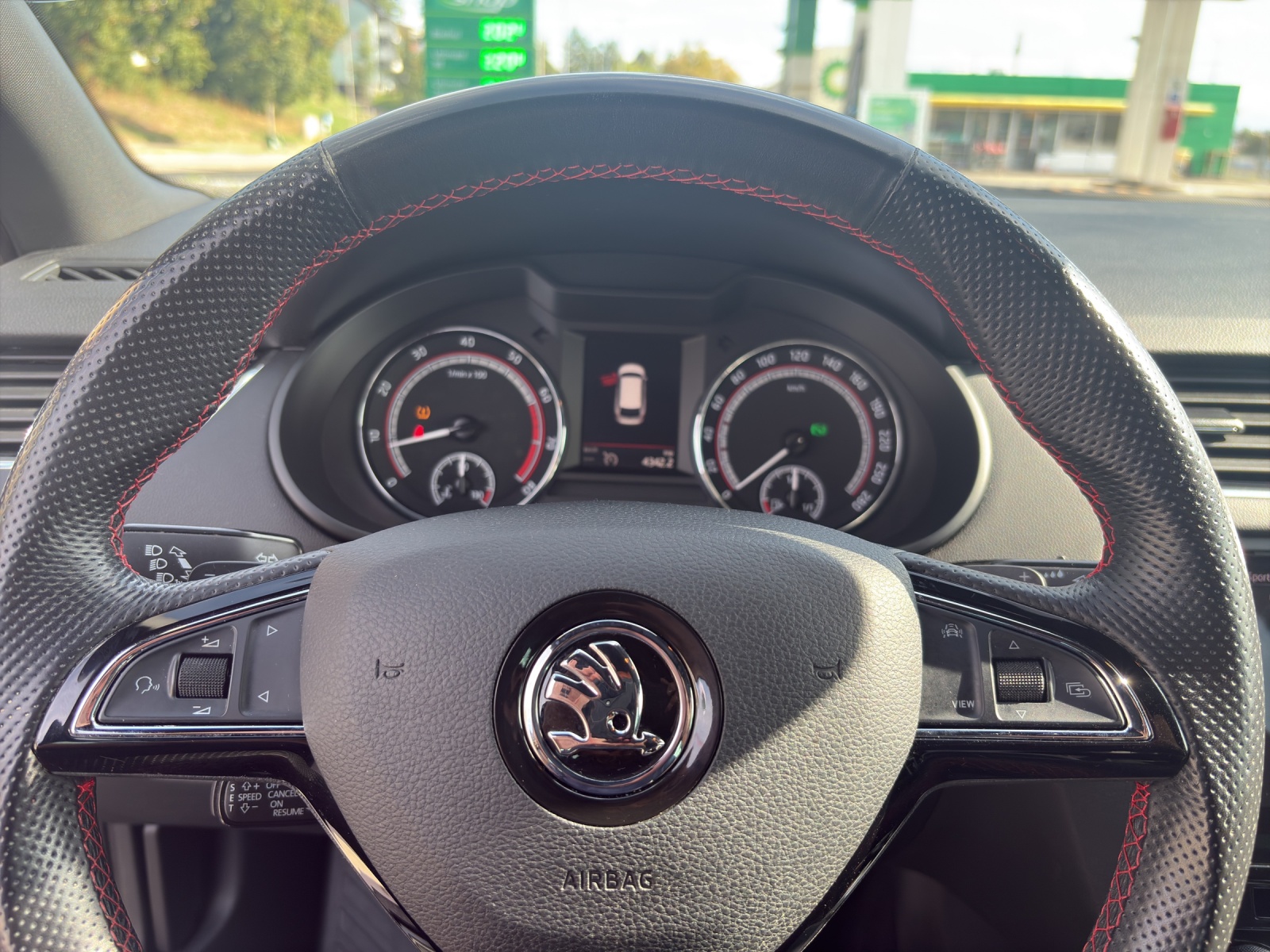 SKODA Octavia Combi 2.0 TSI 245 RS DSG-image-12