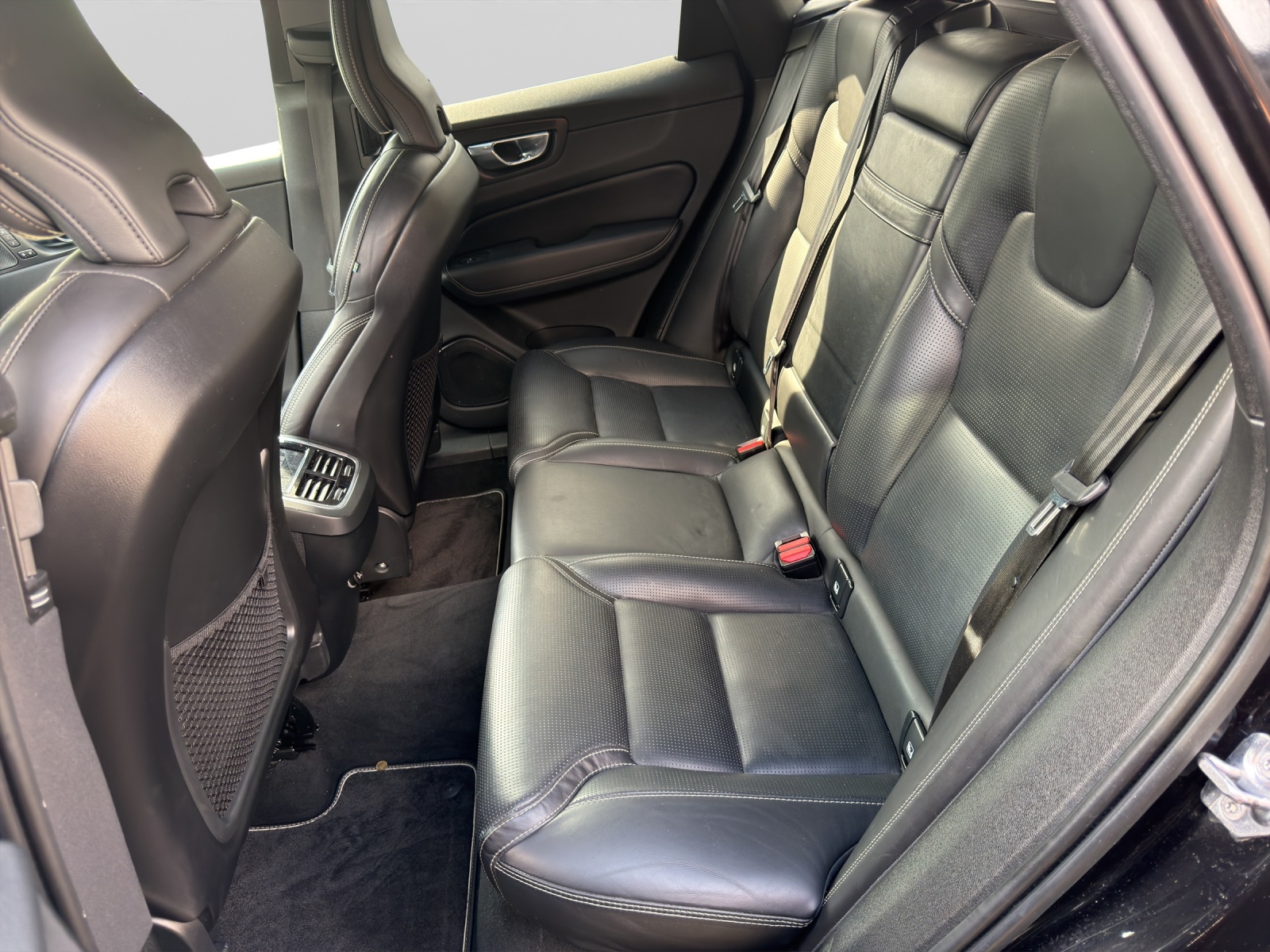 VOLVO XC60 2.0 T6 R-Design AWD-image-8