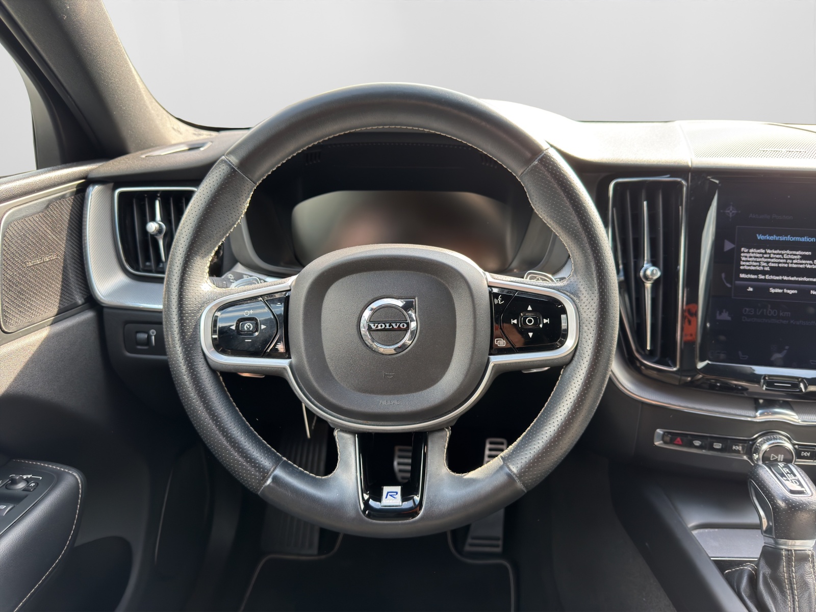 VOLVO XC60 2.0 T6 R-Design AWD-image-10