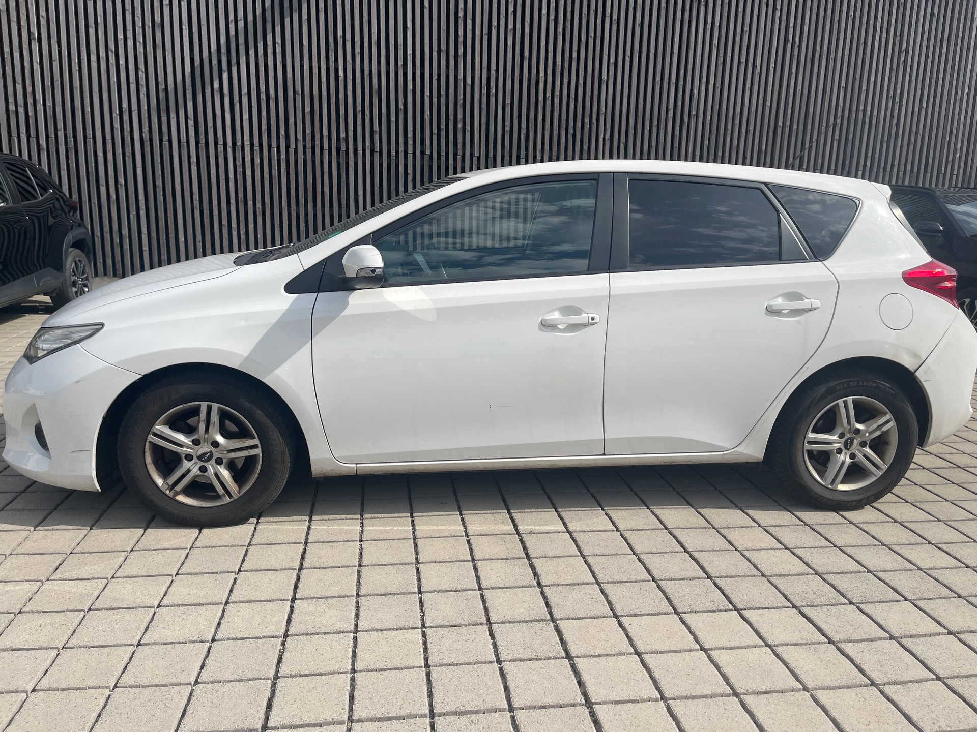 TOYOTA Auris 1.4 D-4D Terra-image-9