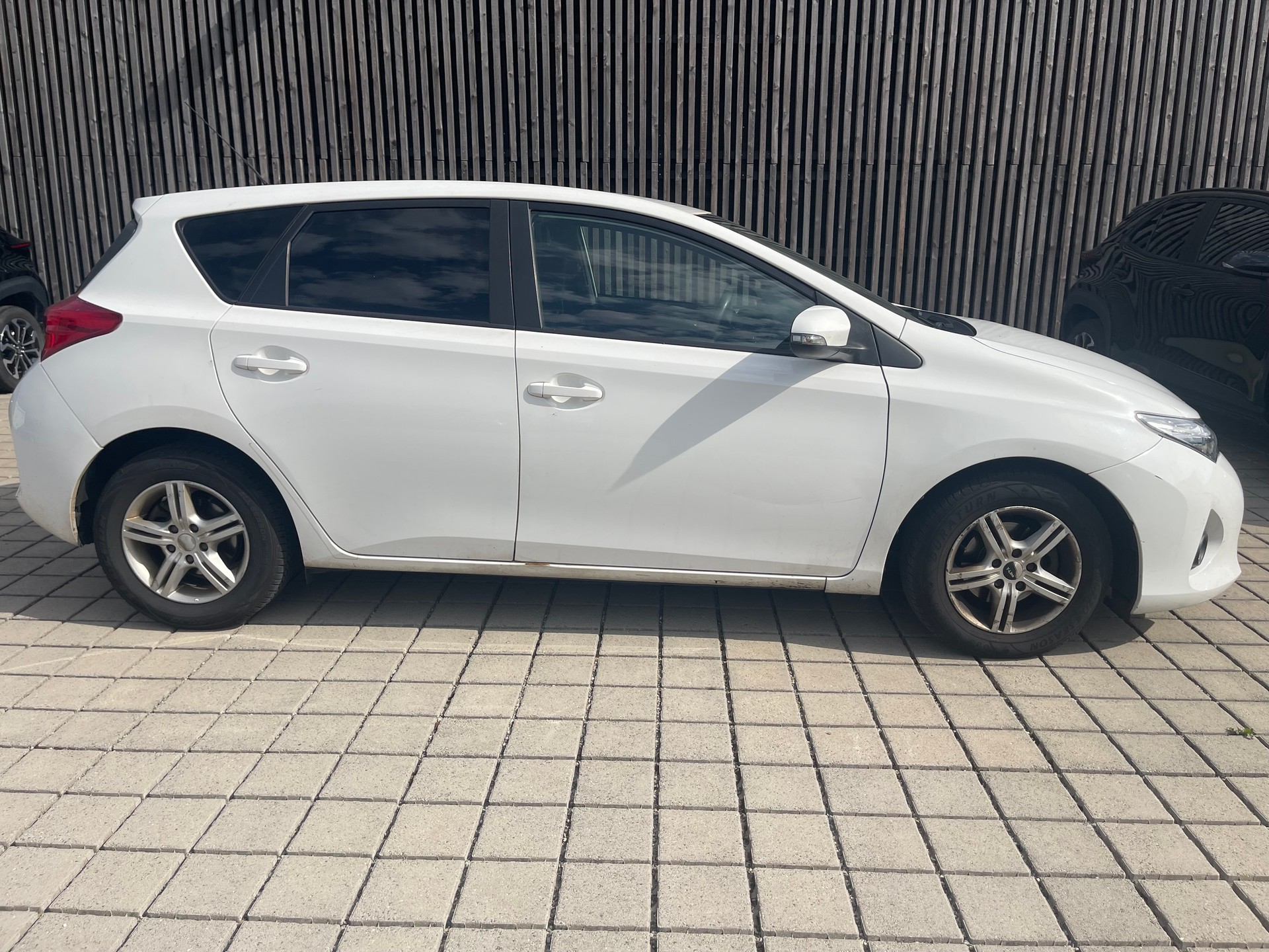 TOYOTA Auris 1.4 D-4D Terra-image-8