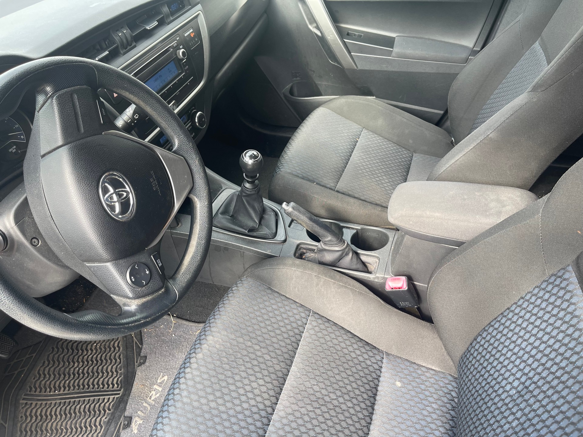TOYOTA Auris 1.4 D-4D Terra-image-12