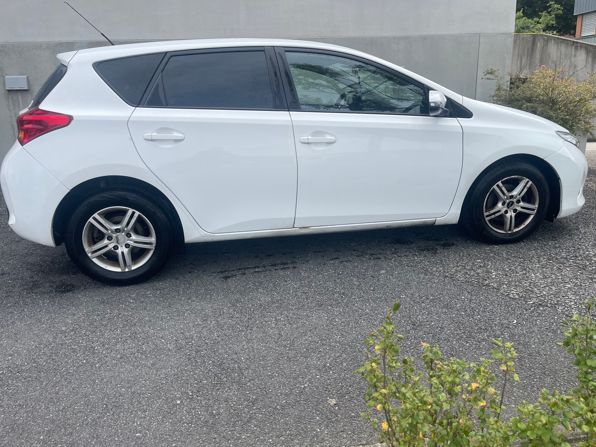 TOYOTA Auris 1.4 D-4D Terra-image-1