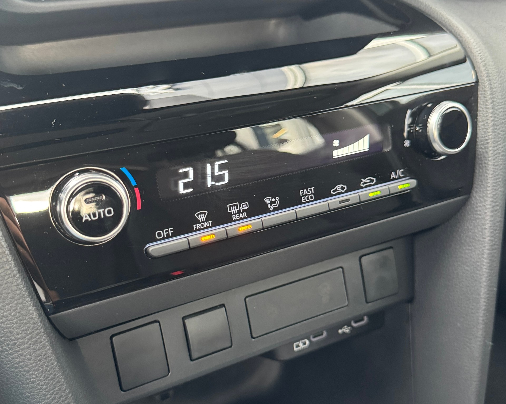TOYOTA Yaris Cross 1.5 Comfort e-CVT-image-19
