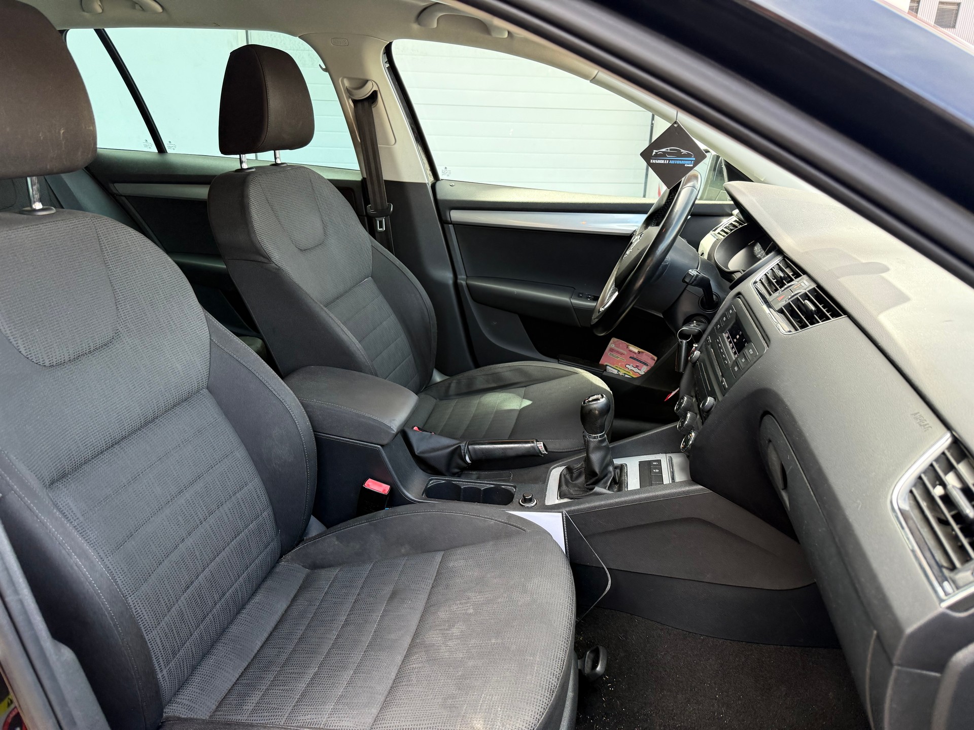 SKODA Octavia Combi 2.0 TDI Ambition 4x4-image-13
