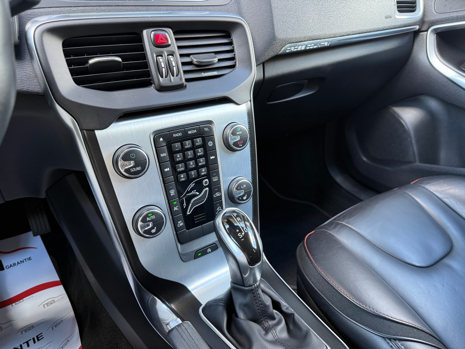 VOLVO V40 Cross Country T4 AWD Ocean Race Geartronic-image-13