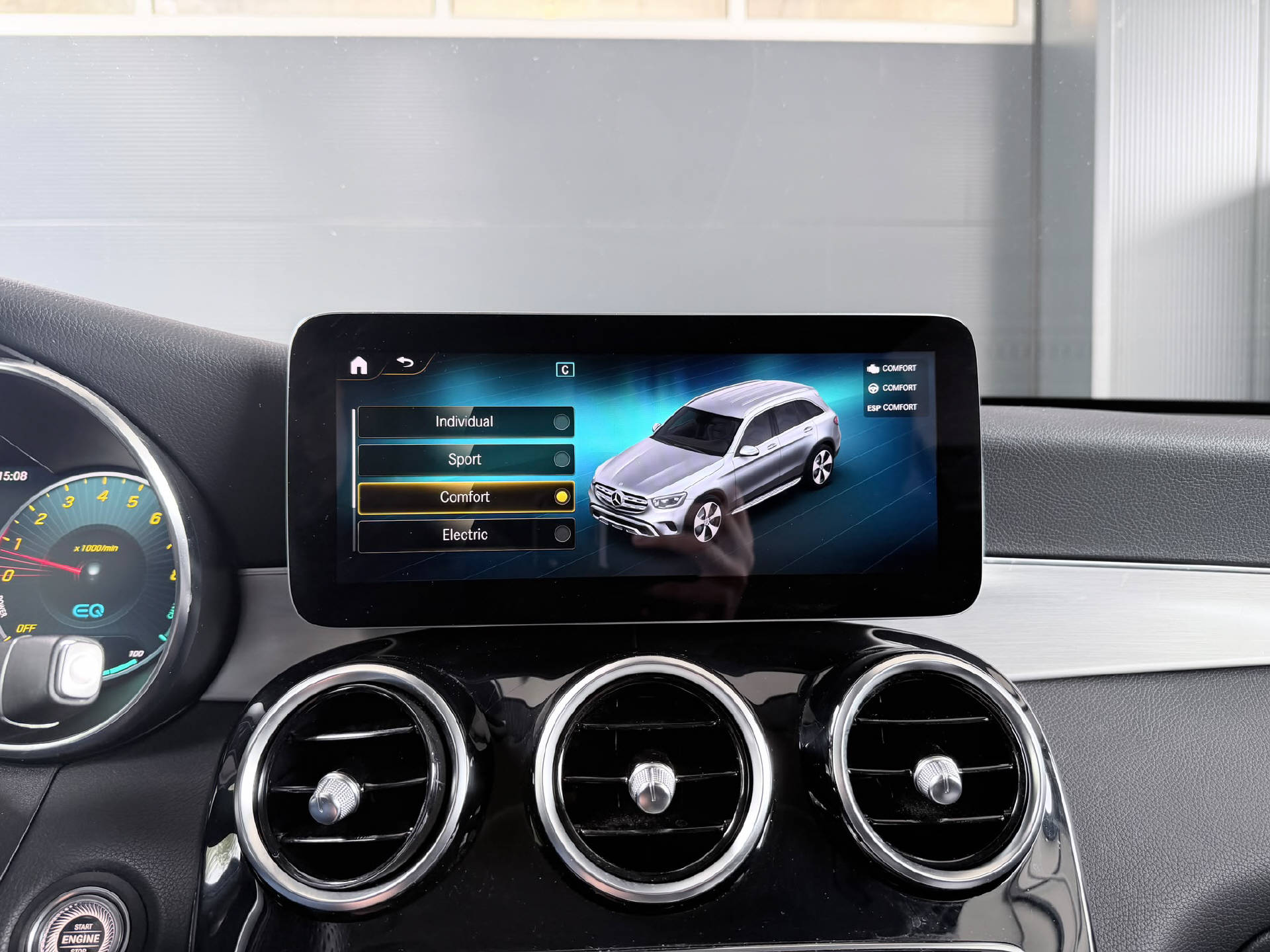 MERCEDES-BENZ GLC 300 e AMG Line 4m-image-15