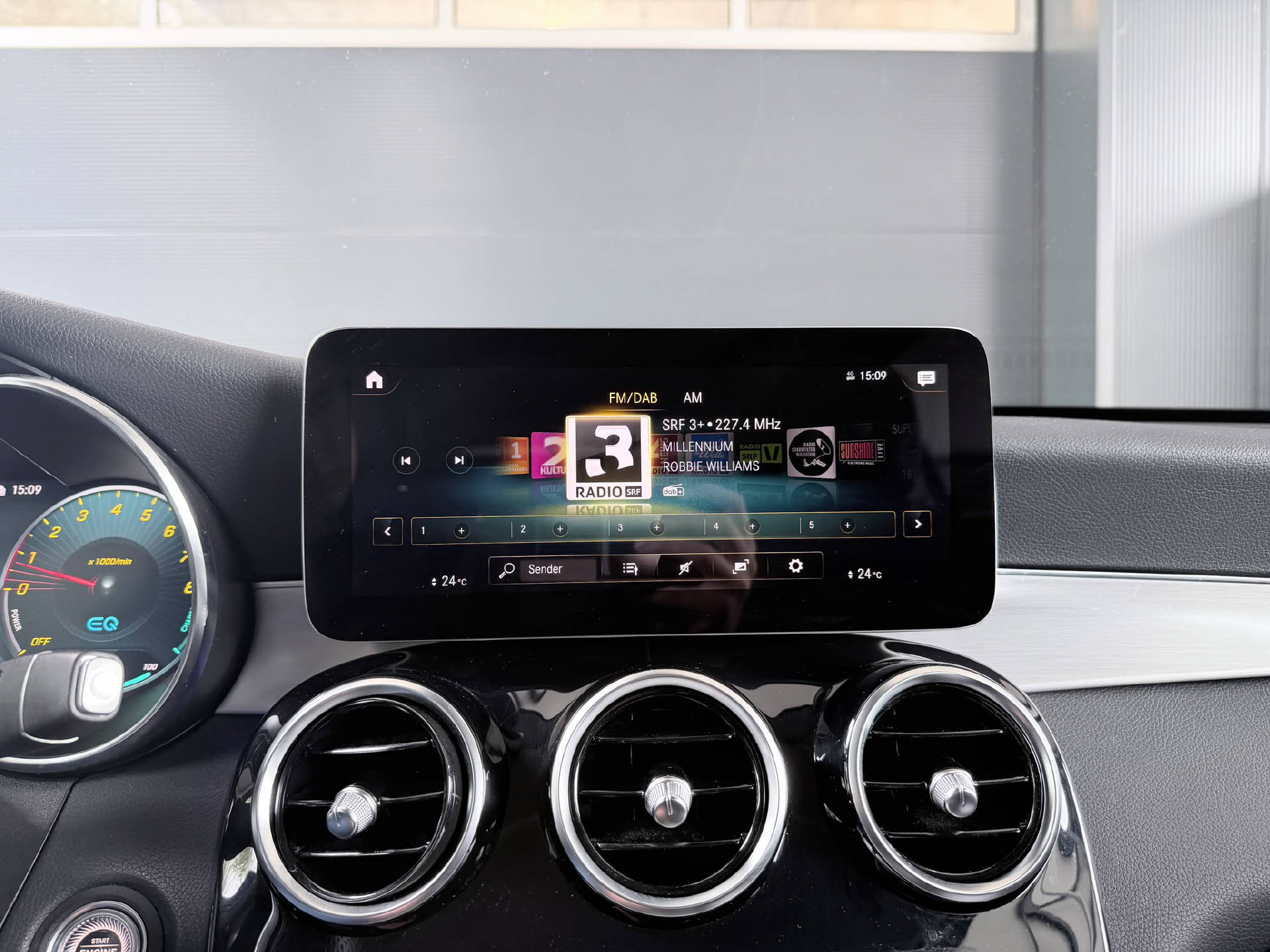 MERCEDES-BENZ GLC 300 e AMG Line 4m-image-17