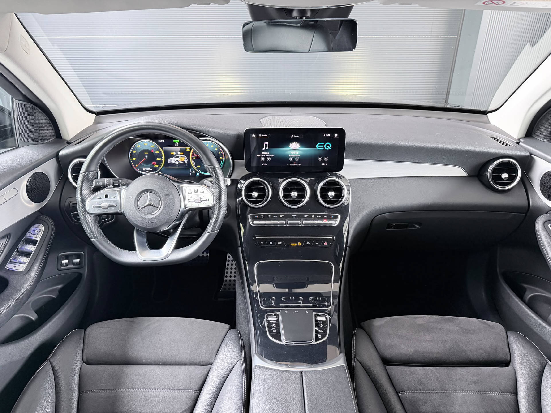 MERCEDES-BENZ GLC 300 e AMG Line 4m-image-6