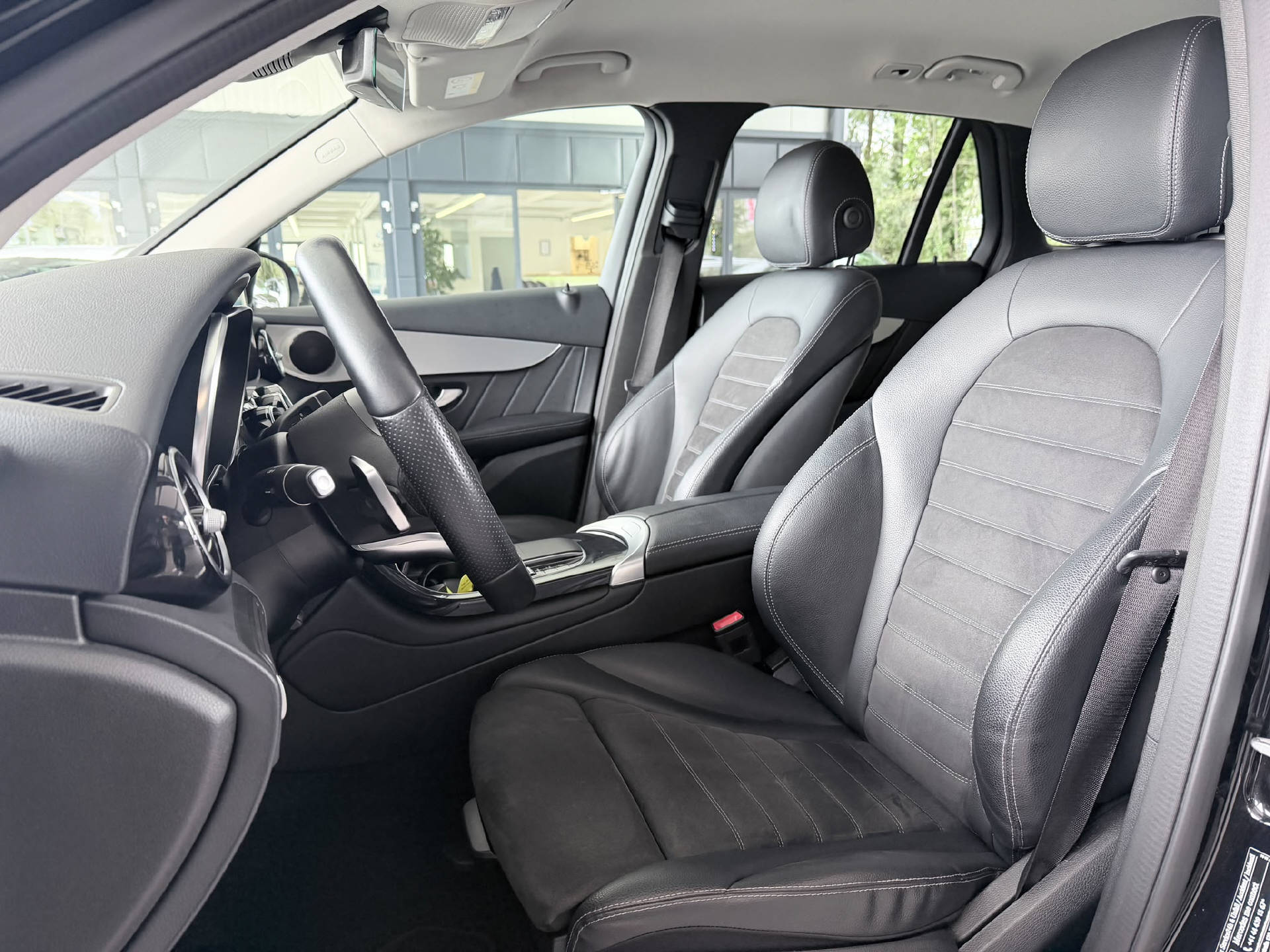 MERCEDES-BENZ GLC 300 e AMG Line 4m-image-5