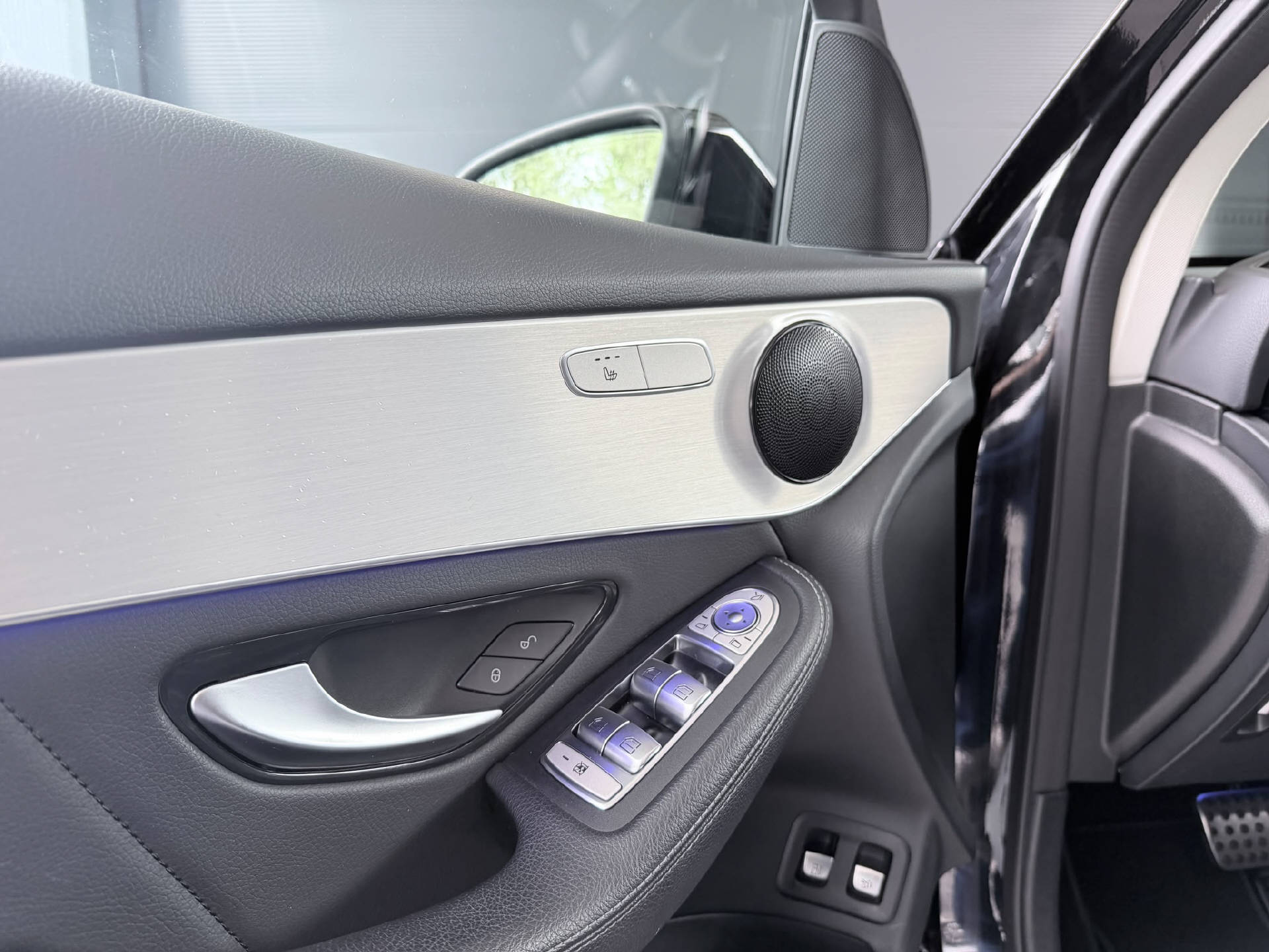 MERCEDES-BENZ GLC 300 e AMG Line 4m-image-9