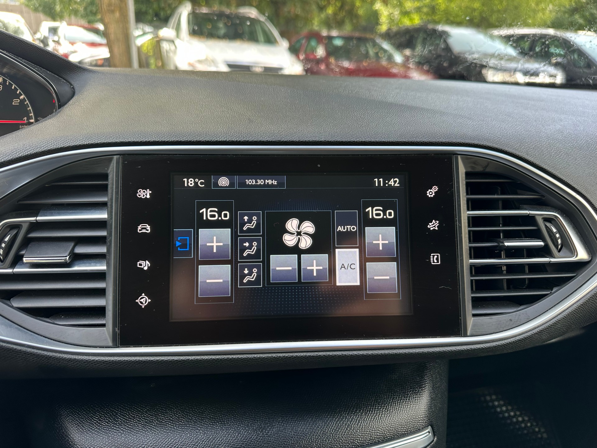 PEUGEOT 308 1.2 THP Style-image-12