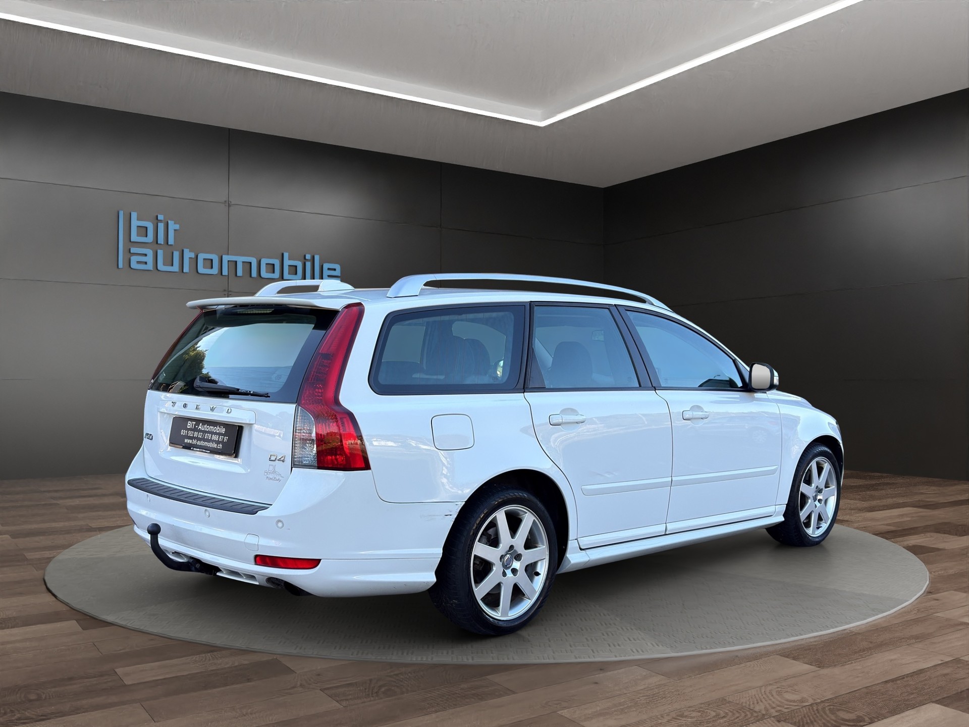 VOLVO V50 D4 R-Design Edition-image-7