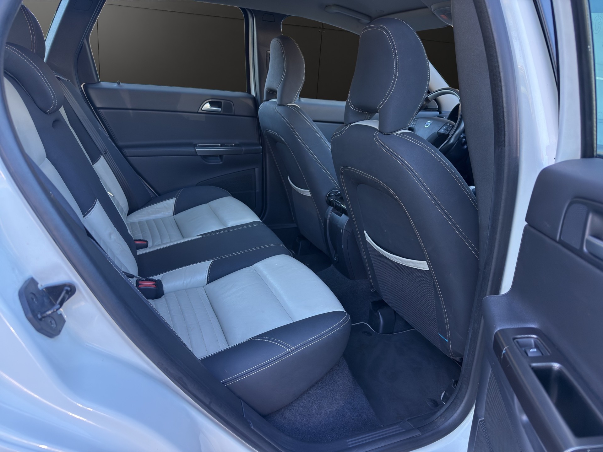 VOLVO V50 D4 R-Design Edition-image-14