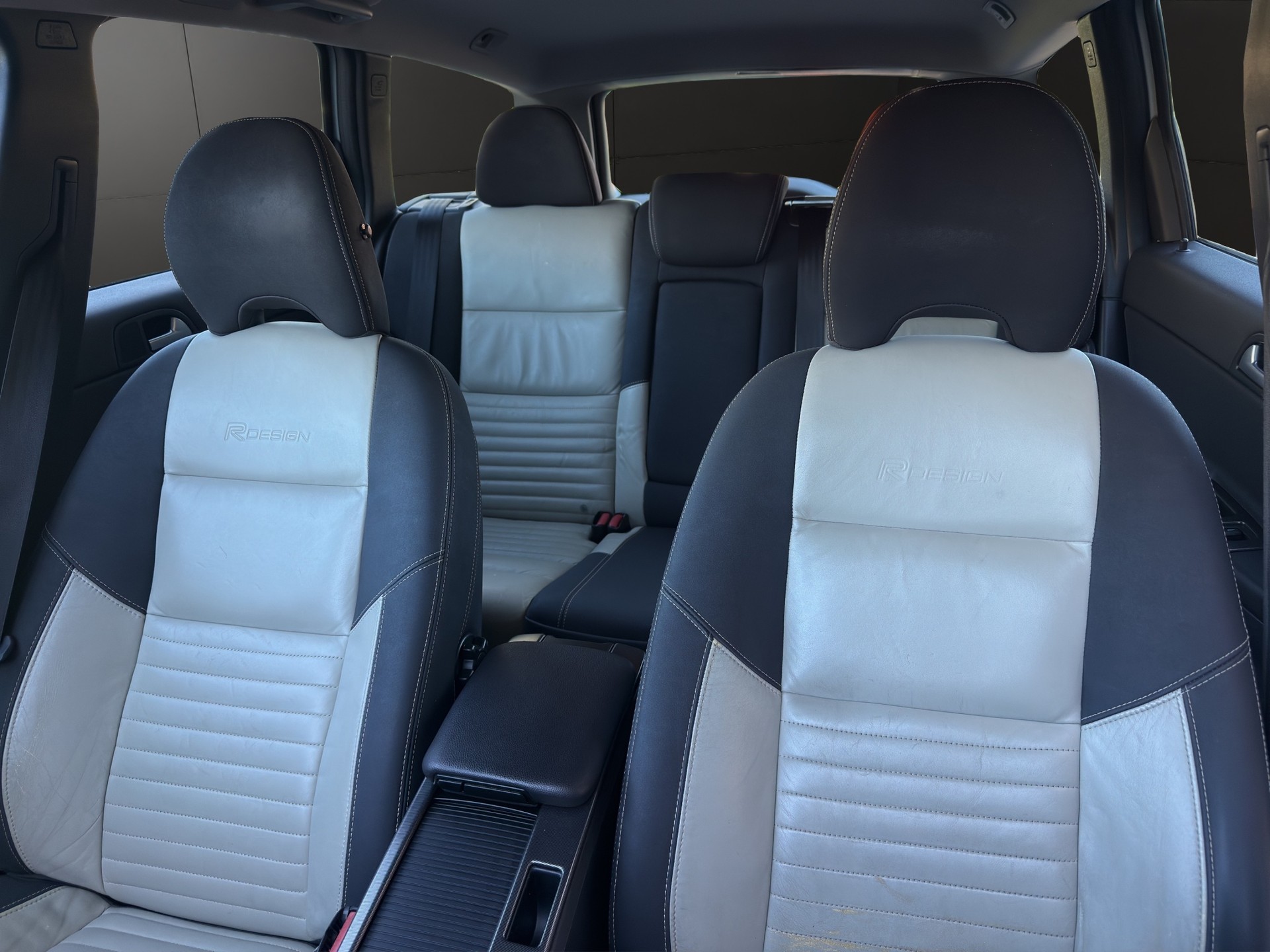VOLVO V50 D4 R-Design Edition-image-13