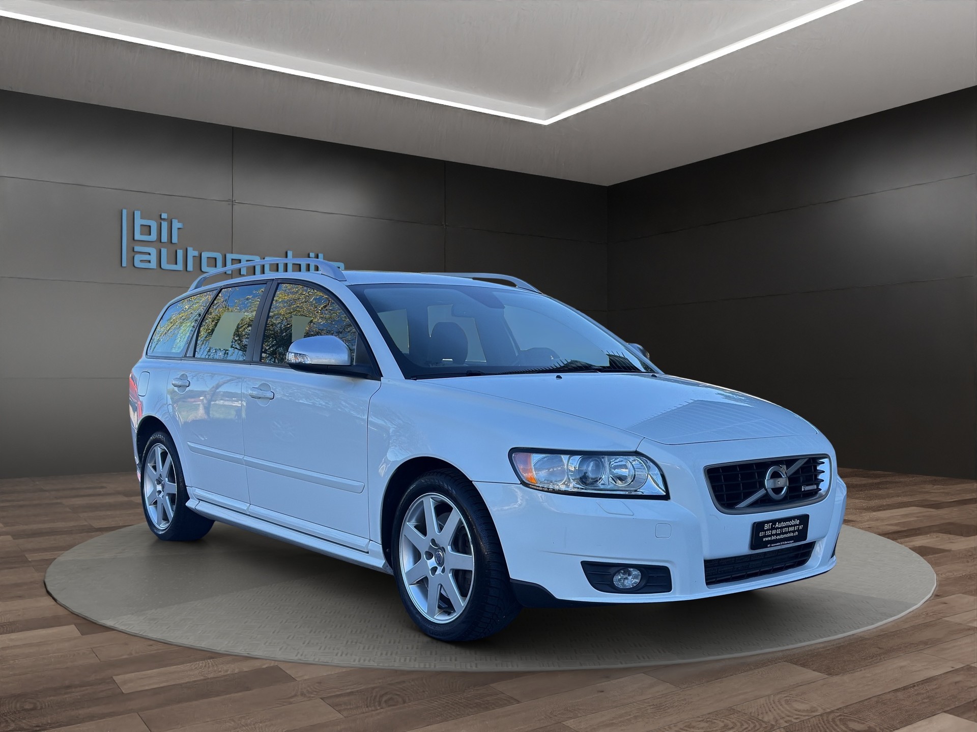 VOLVO V50 D4 R-Design Edition-image-9