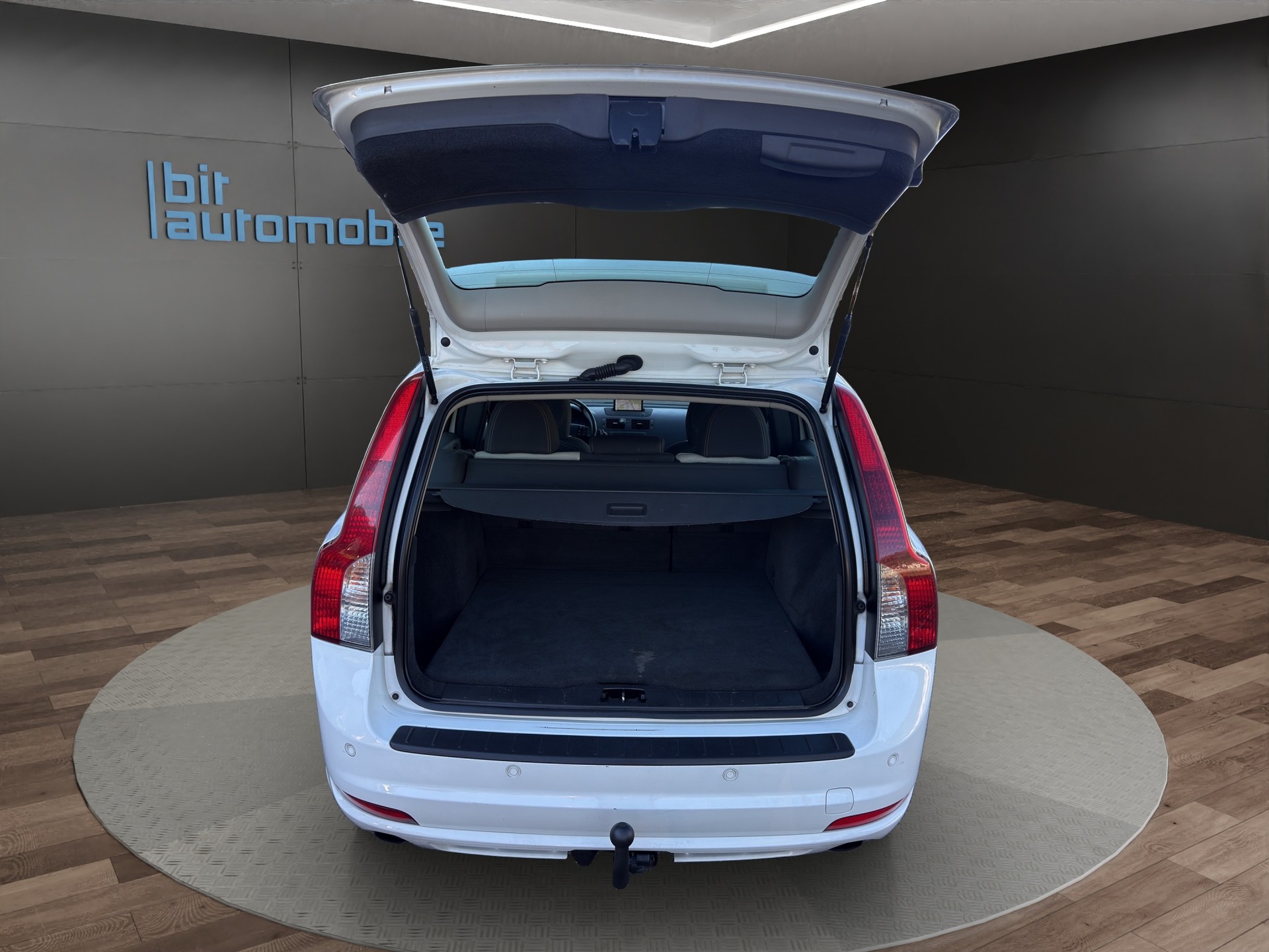 VOLVO V50 D4 R-Design Edition-image-6