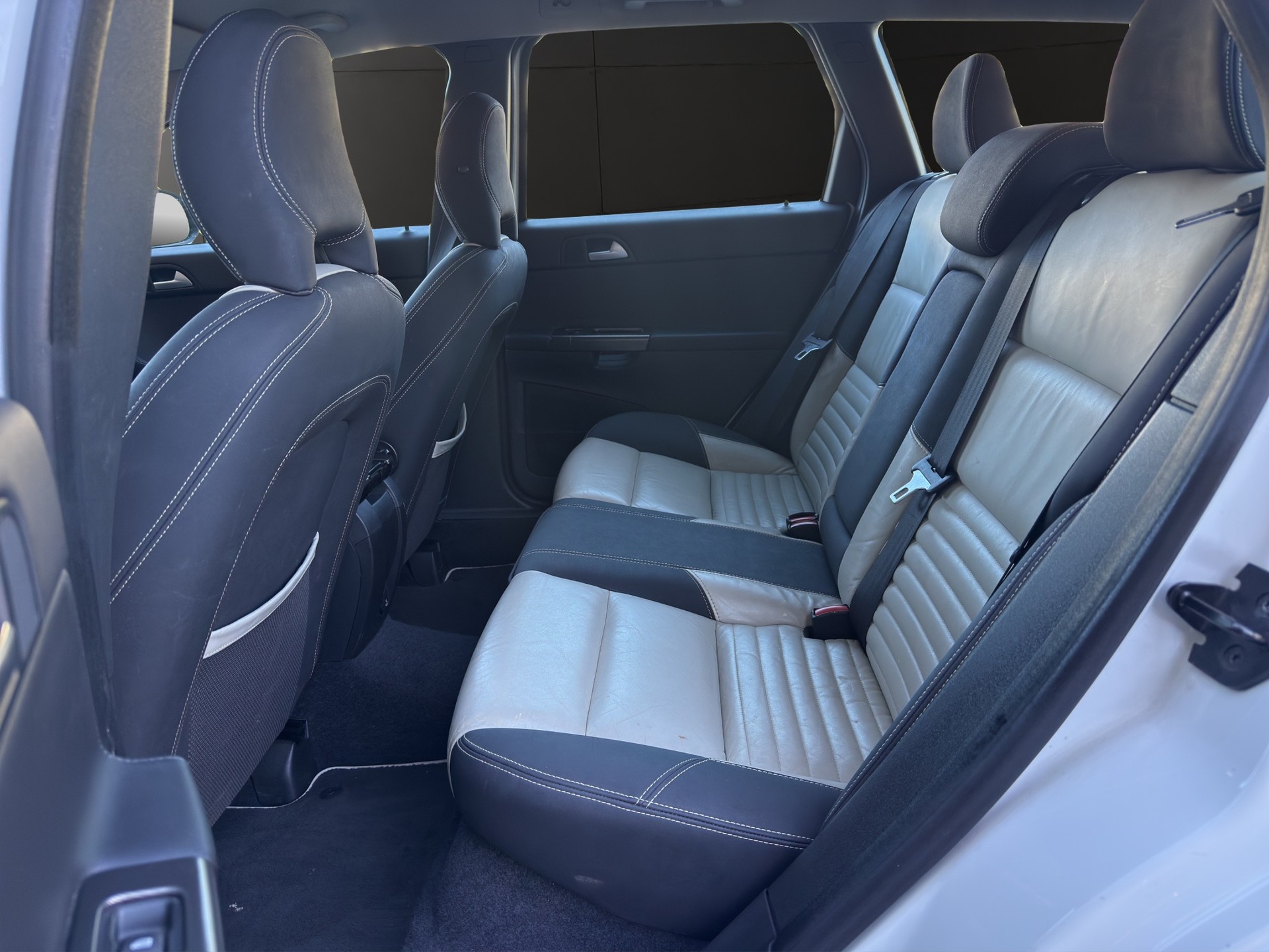 VOLVO V50 D4 R-Design Edition-image-11
