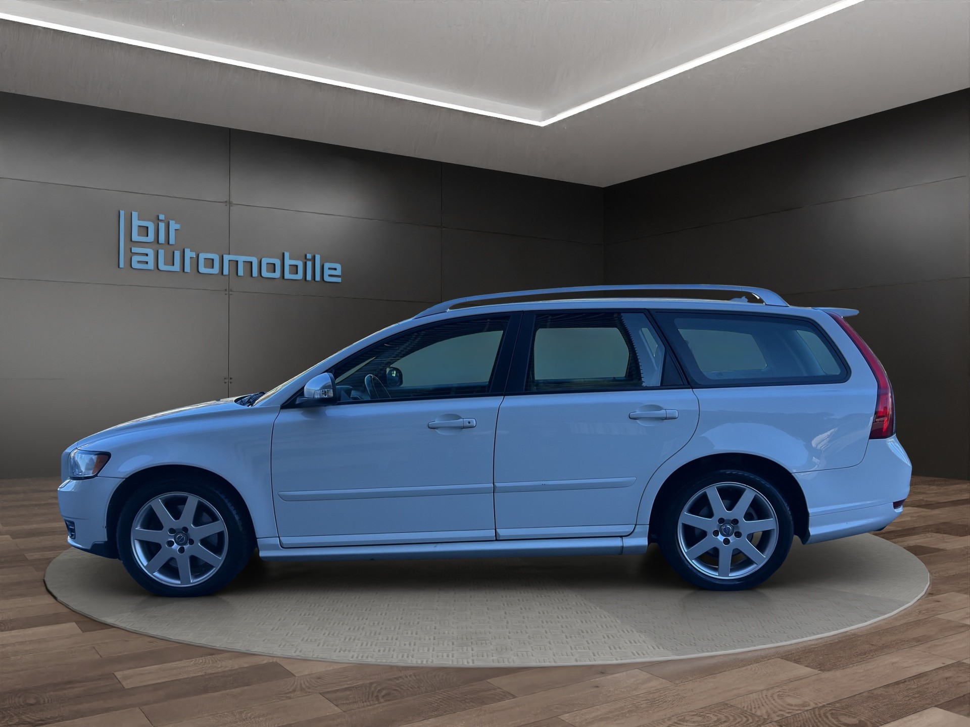 VOLVO V50 D4 R-Design Edition-image-2