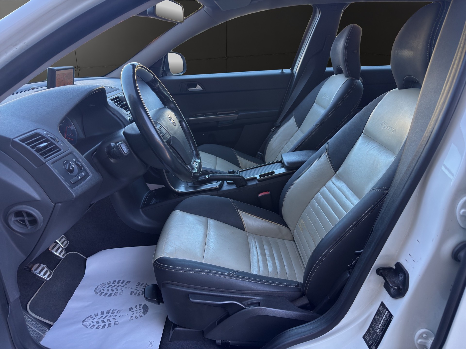 VOLVO V50 D4 R-Design Edition-image-10