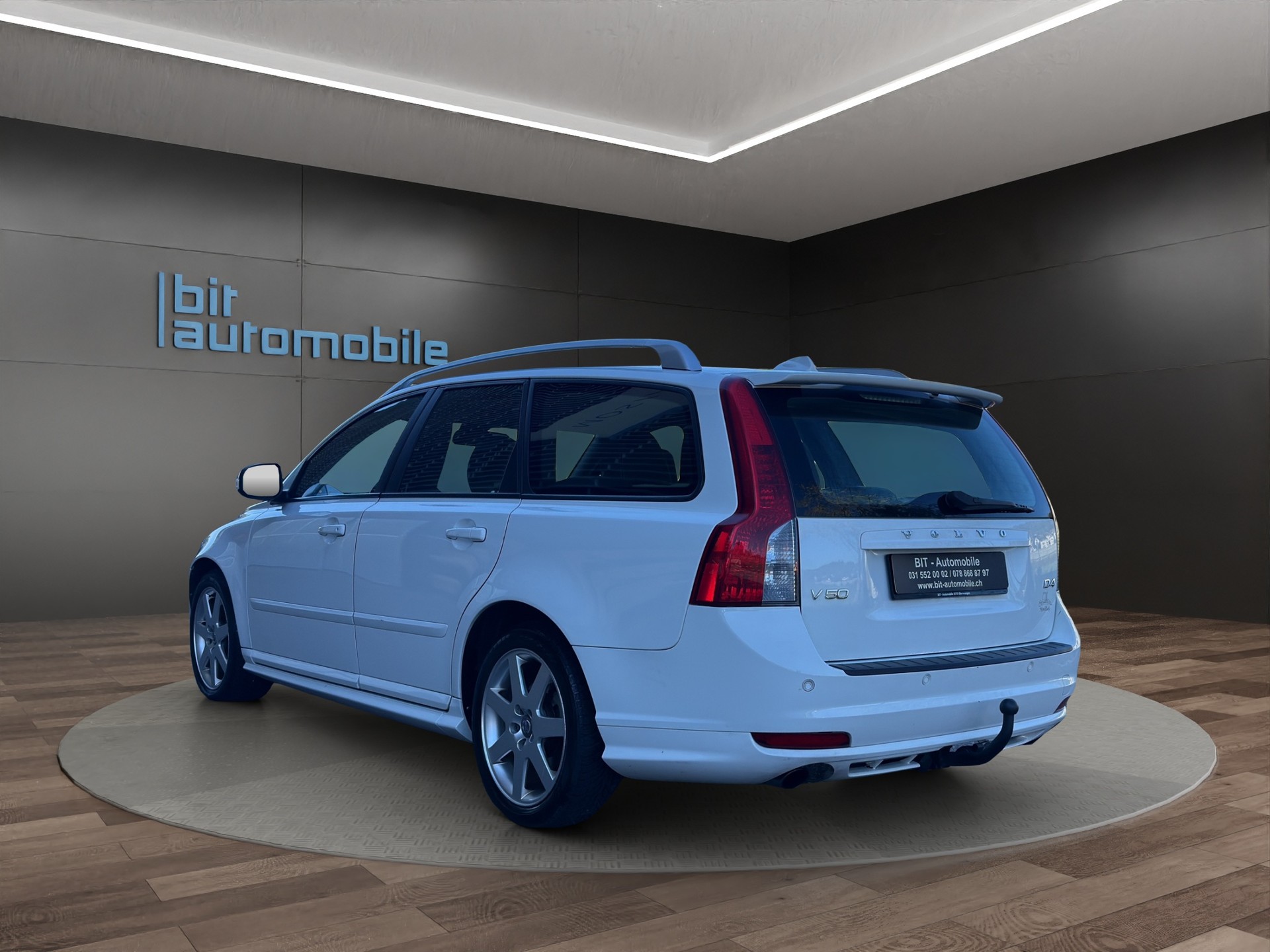 VOLVO V50 D4 R-Design Edition-image-4