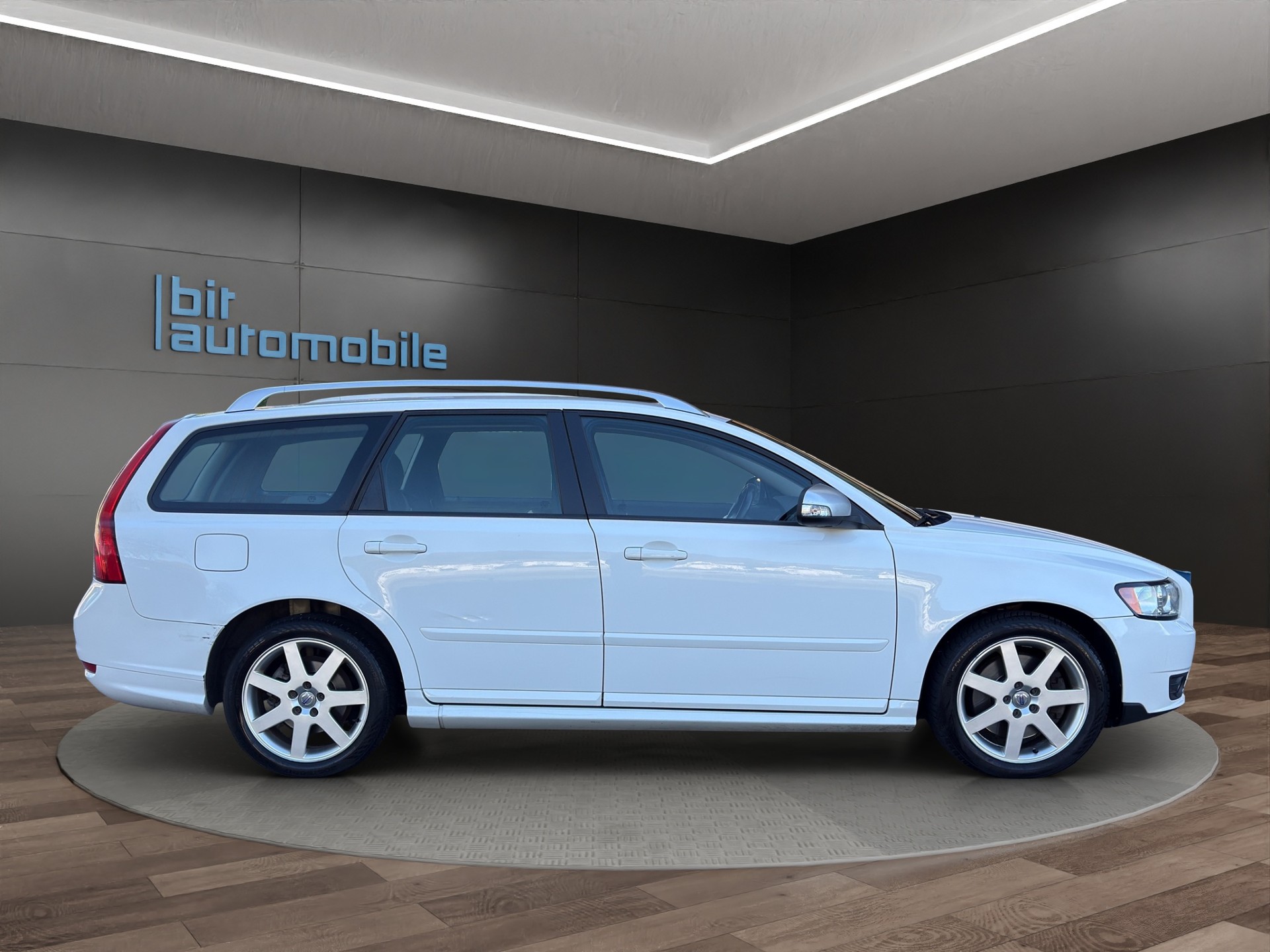 VOLVO V50 D4 R-Design Edition-image-8