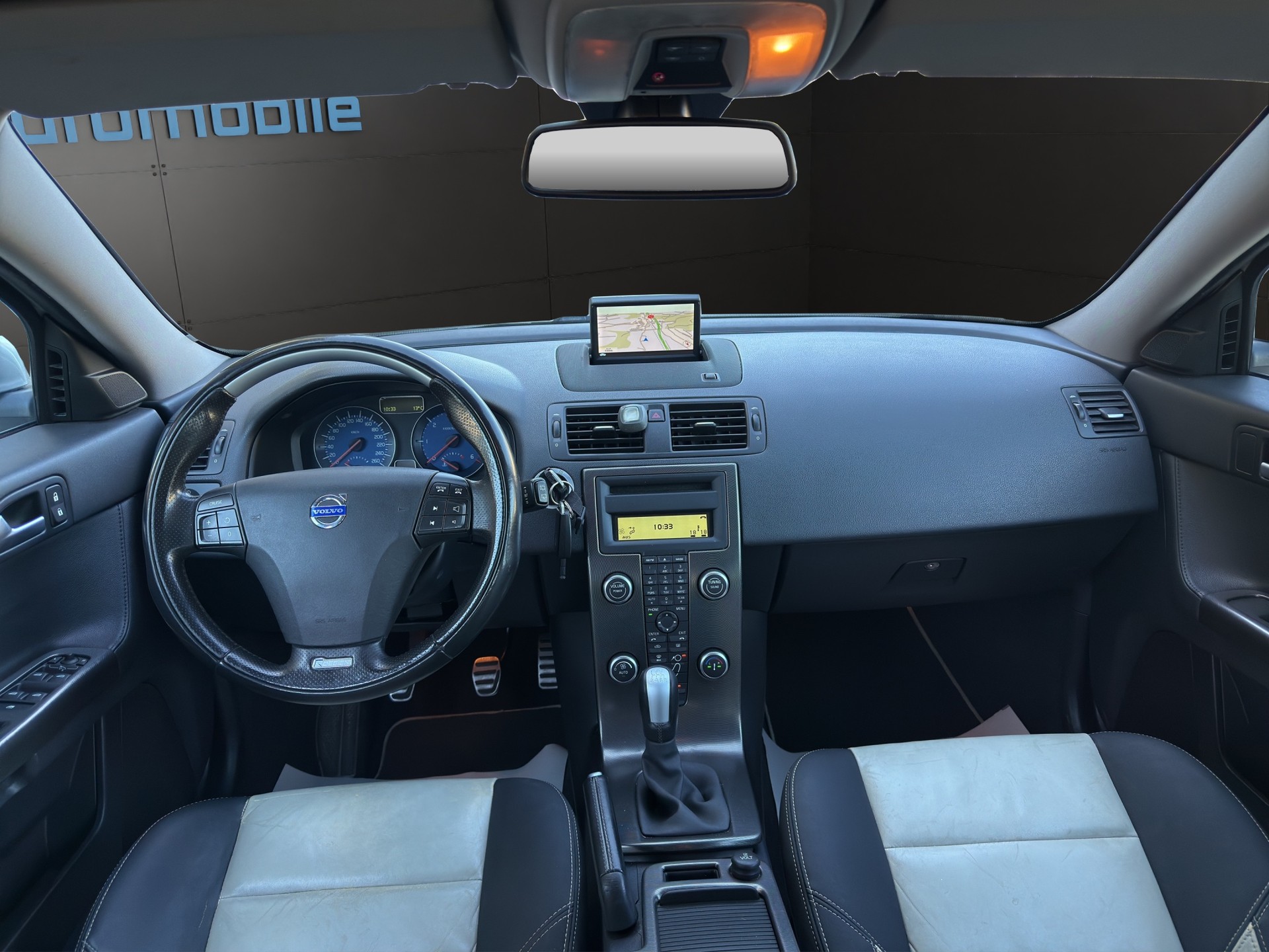 VOLVO V50 D4 R-Design Edition-image-3