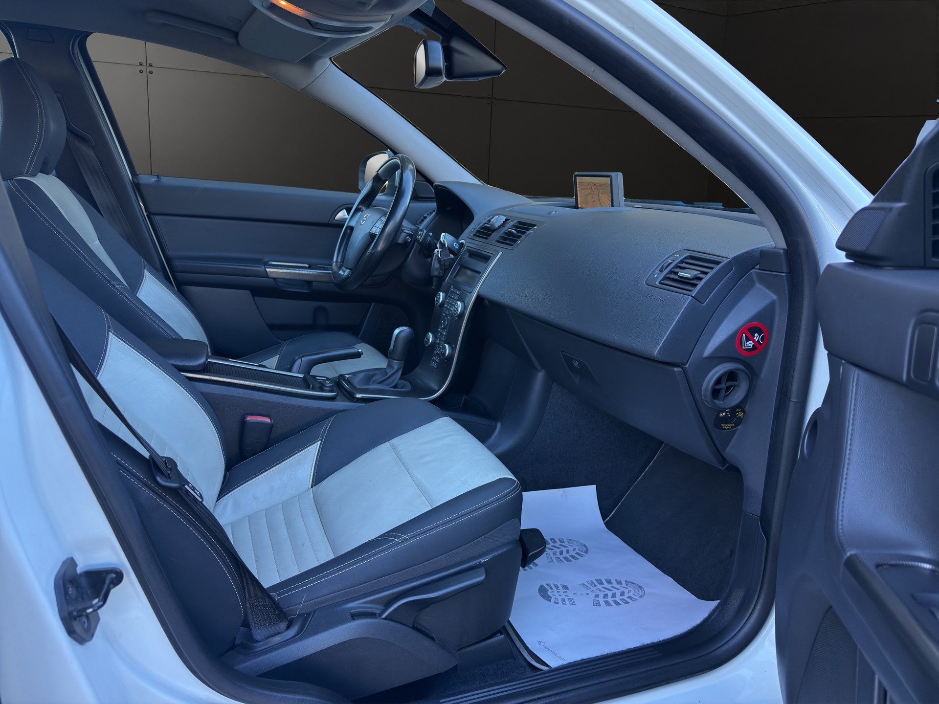 VOLVO V50 D4 R-Design Edition-image-12