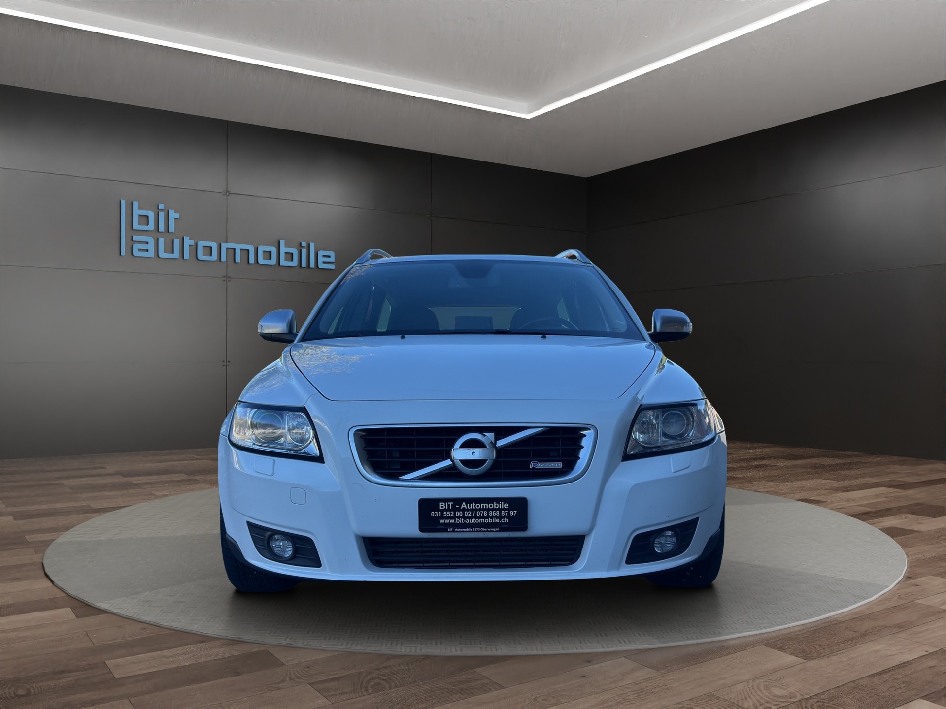 VOLVO V50 D4 R-Design Edition-image-1
