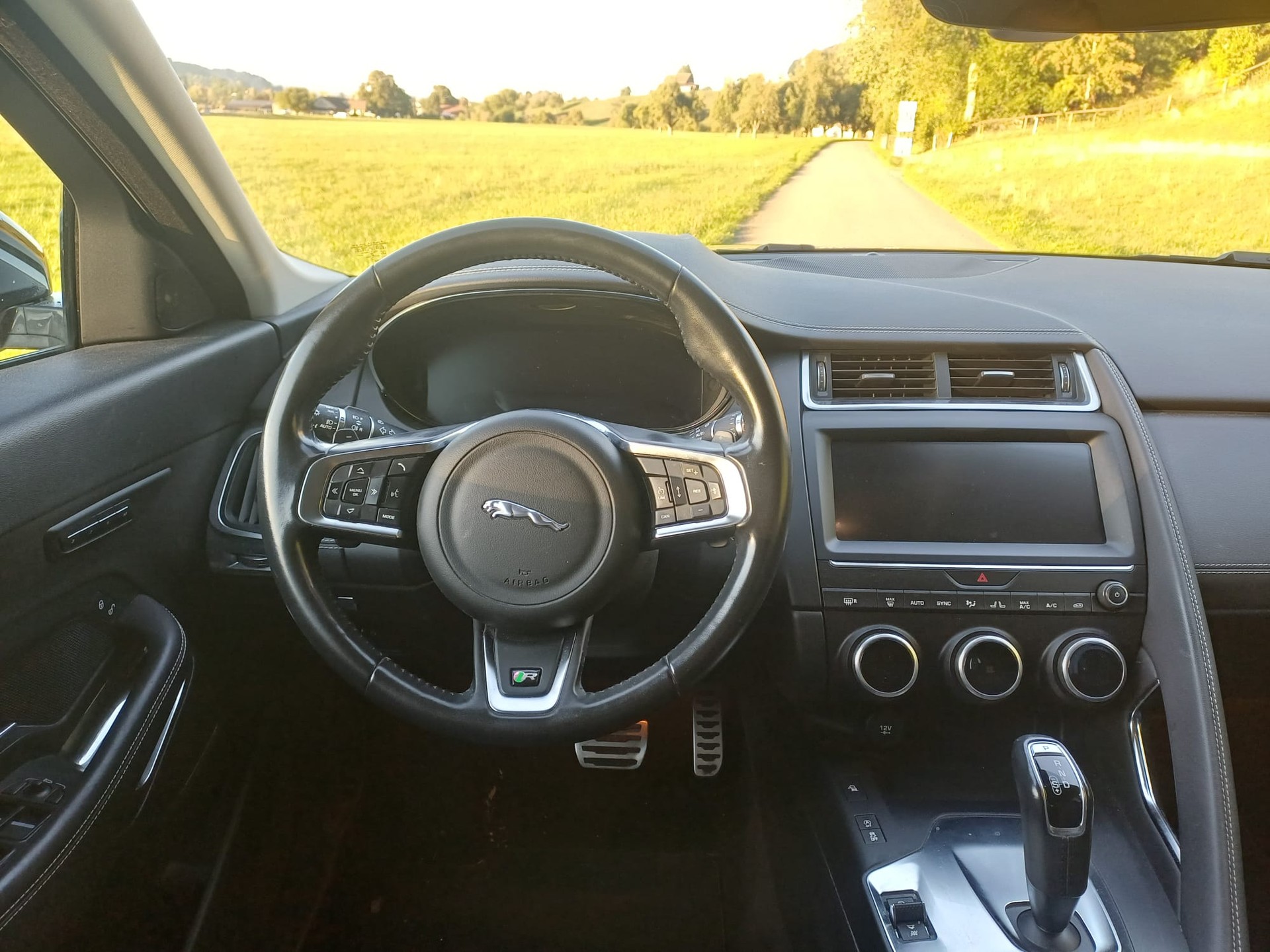JAGUAR E-Pace 2.0d D180 AWD-image-4