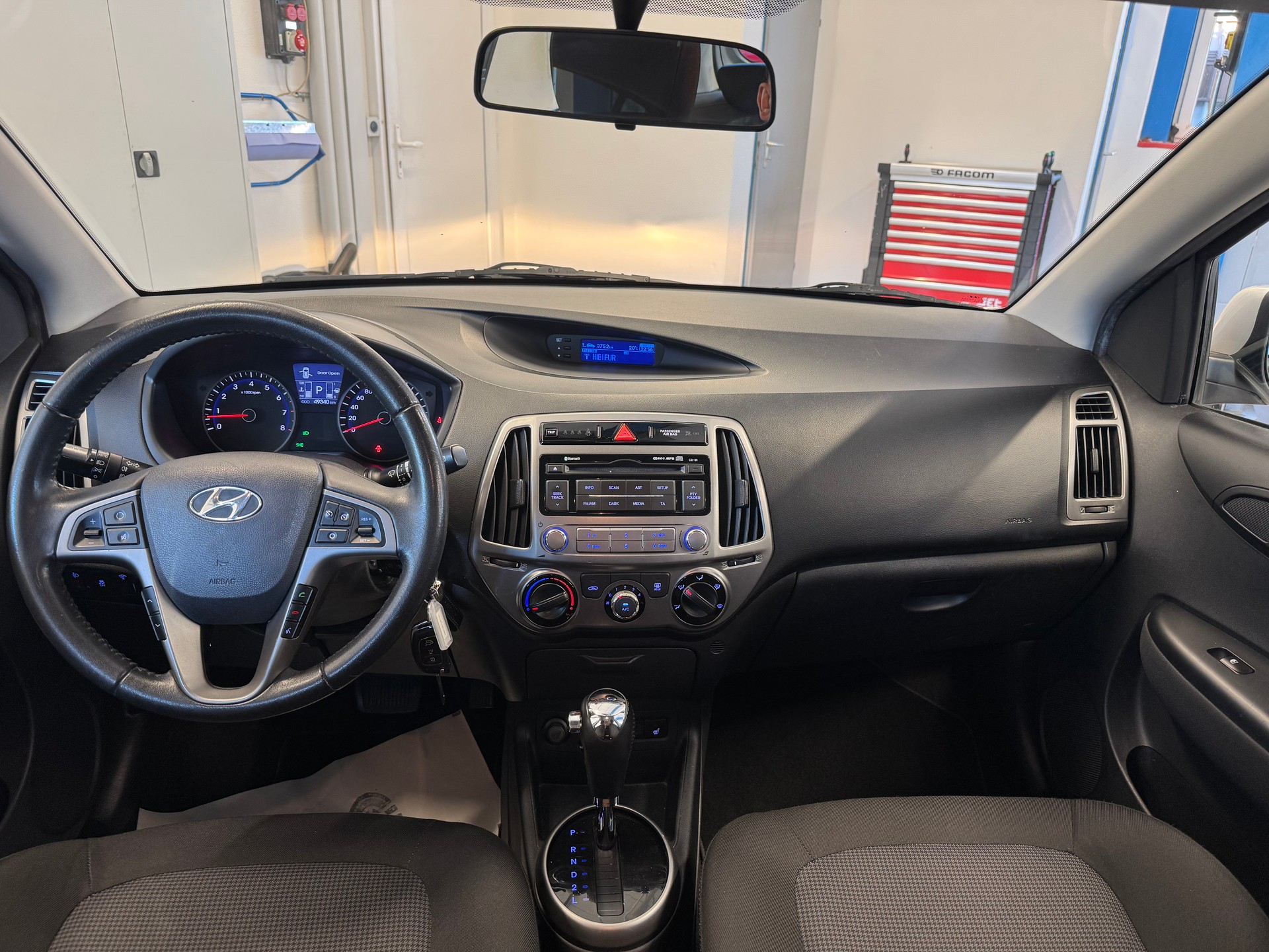 HYUNDAI i20 1.4 Amplia Automatic-image-9