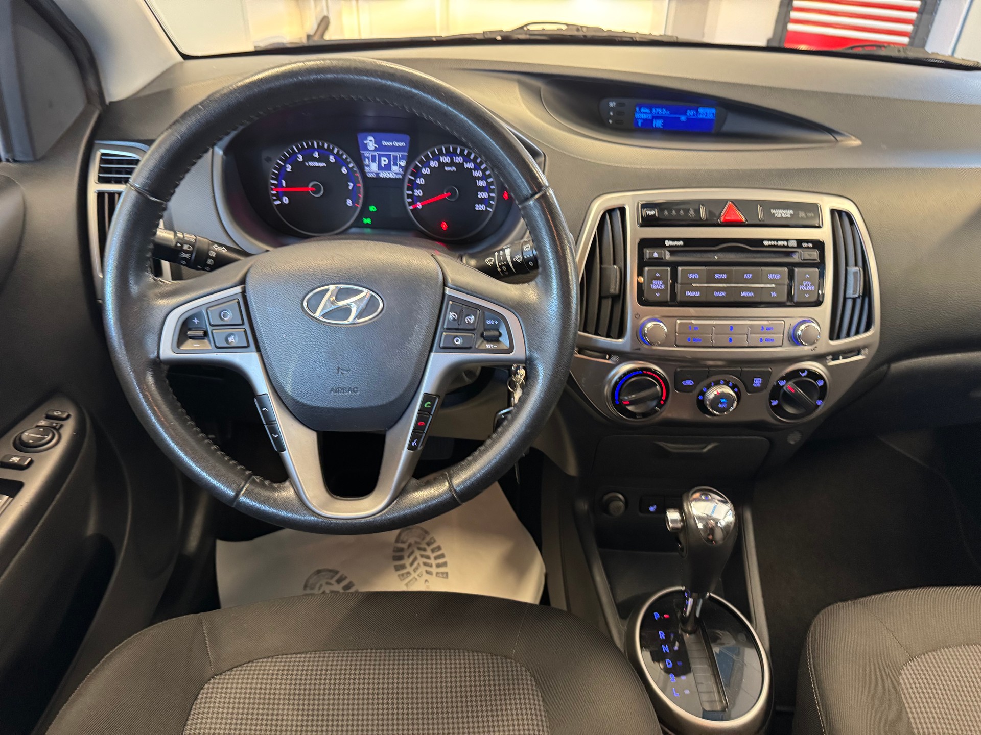 HYUNDAI i20 1.4 Amplia Automatic-image-8