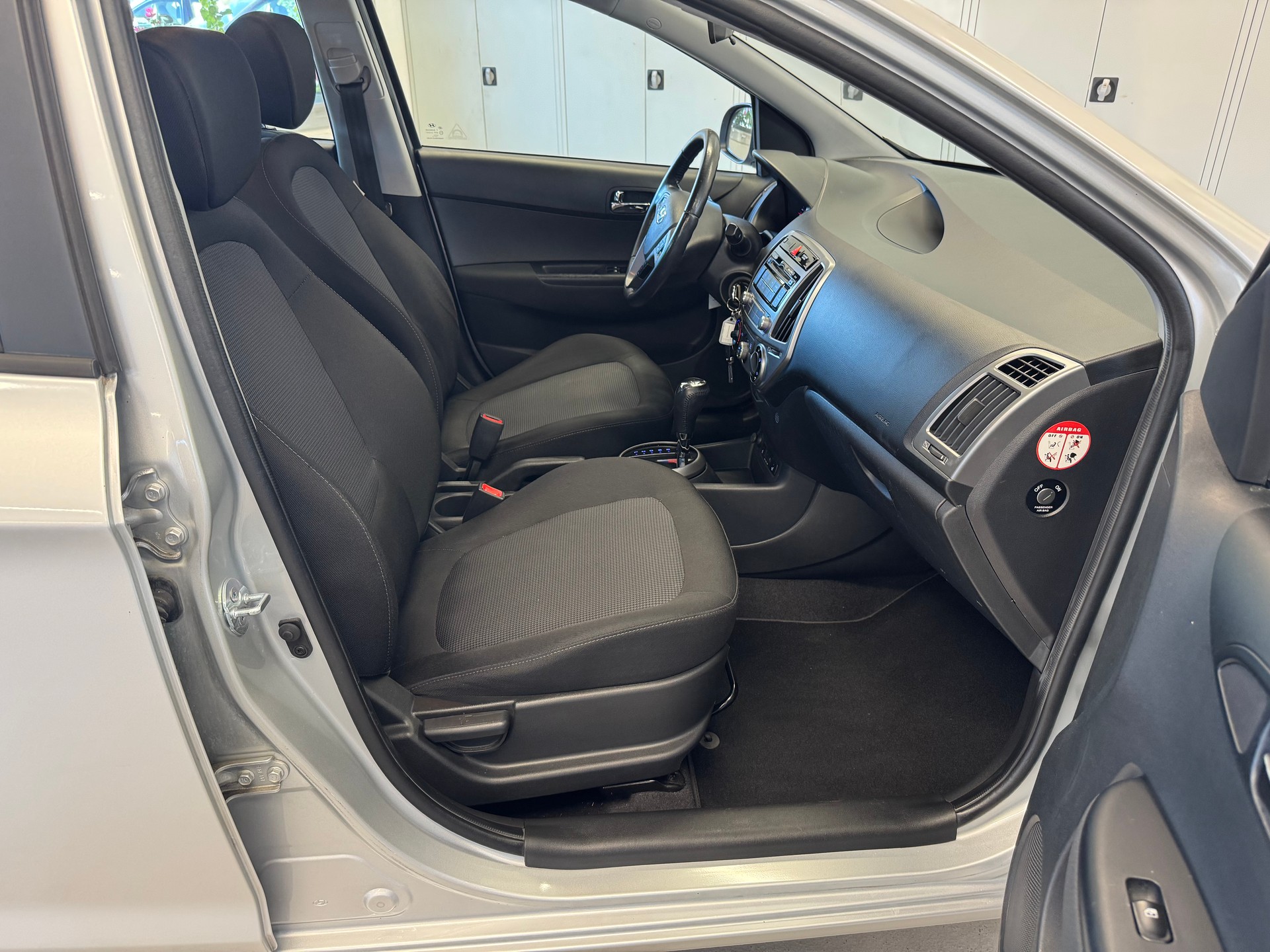 HYUNDAI i20 1.4 Amplia Automatic-image-10