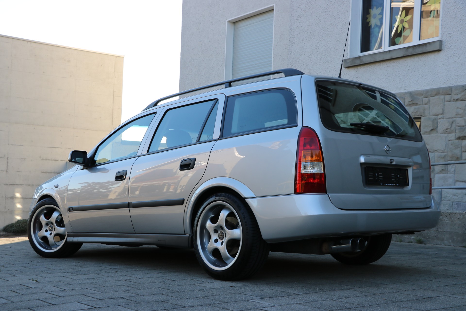 OPEL Astra Caravan 2.2i 16V Sport-image-4