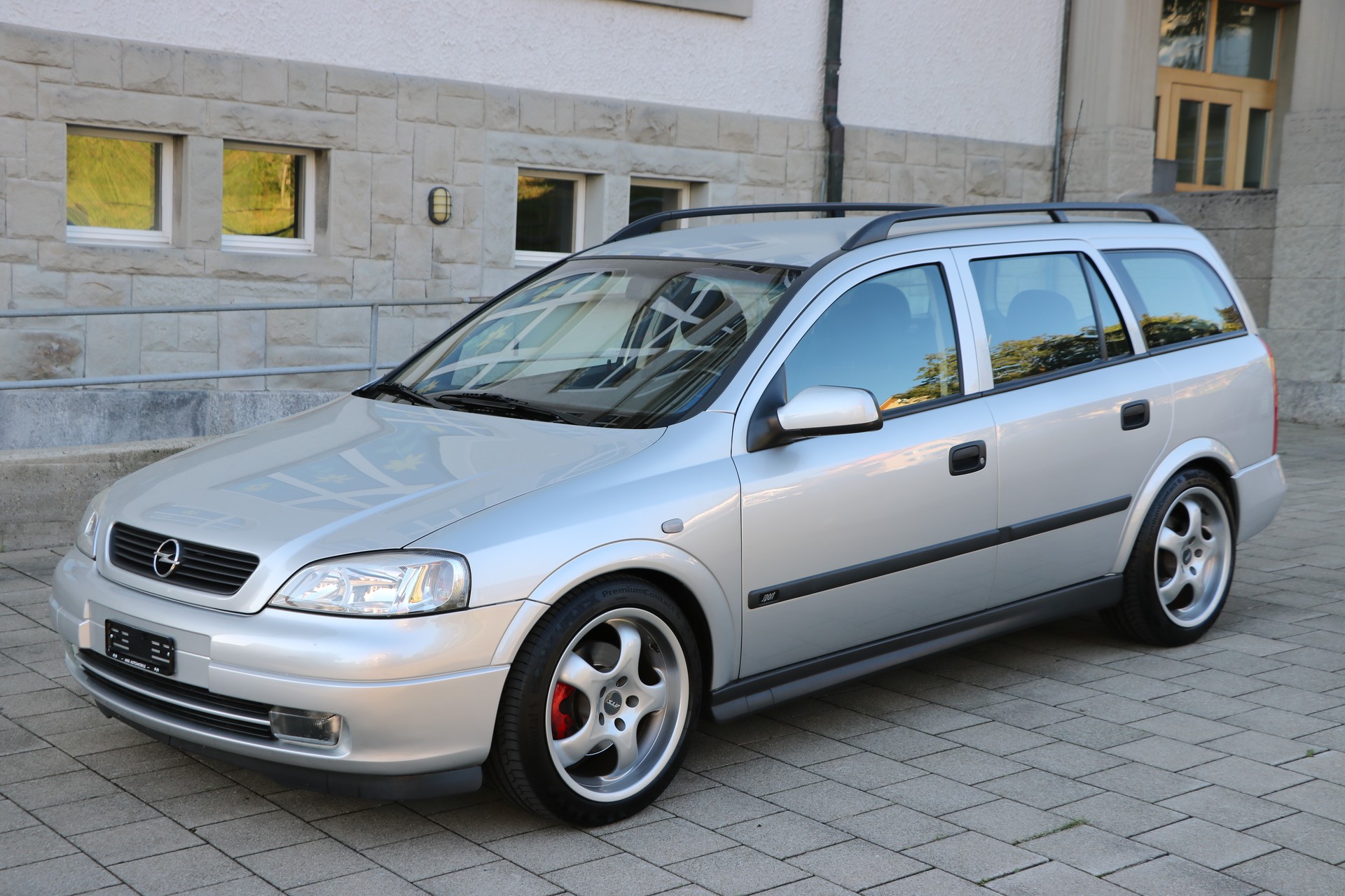 OPEL Astra Caravan 2.2i 16V Sport-image-2