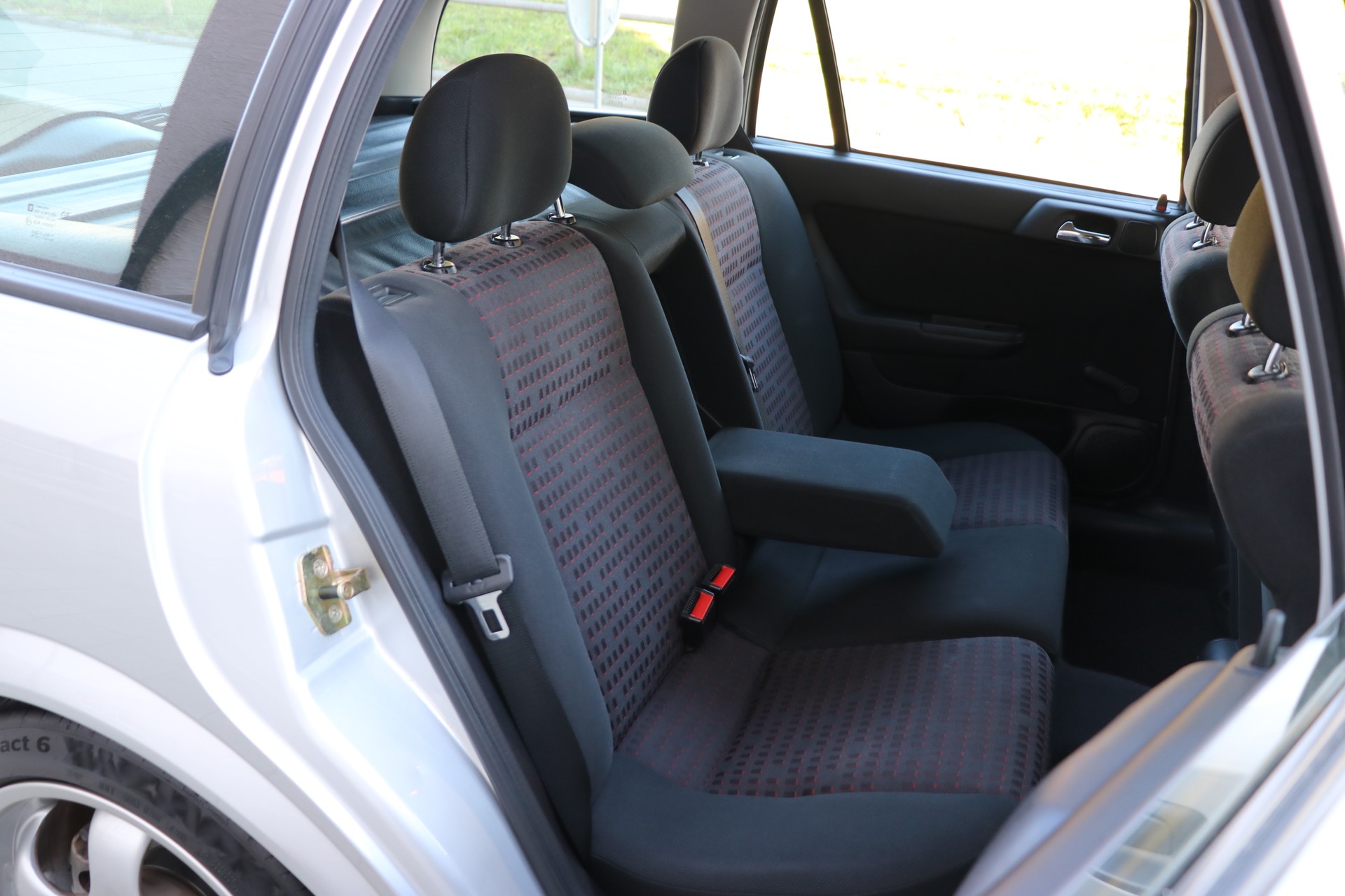 OPEL Astra Caravan 2.2i 16V Sport-image-11