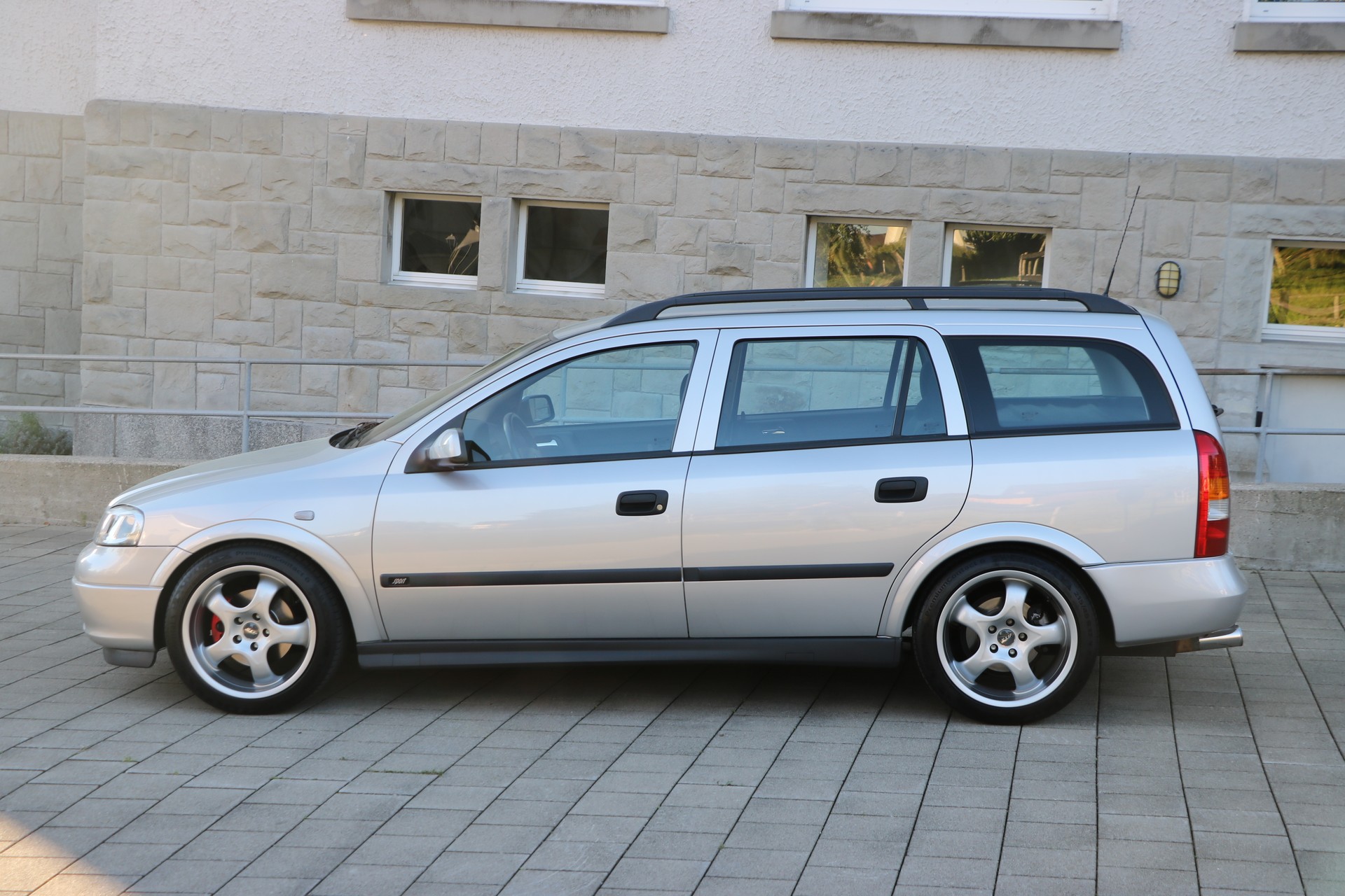 OPEL Astra Caravan 2.2i 16V Sport-image-3